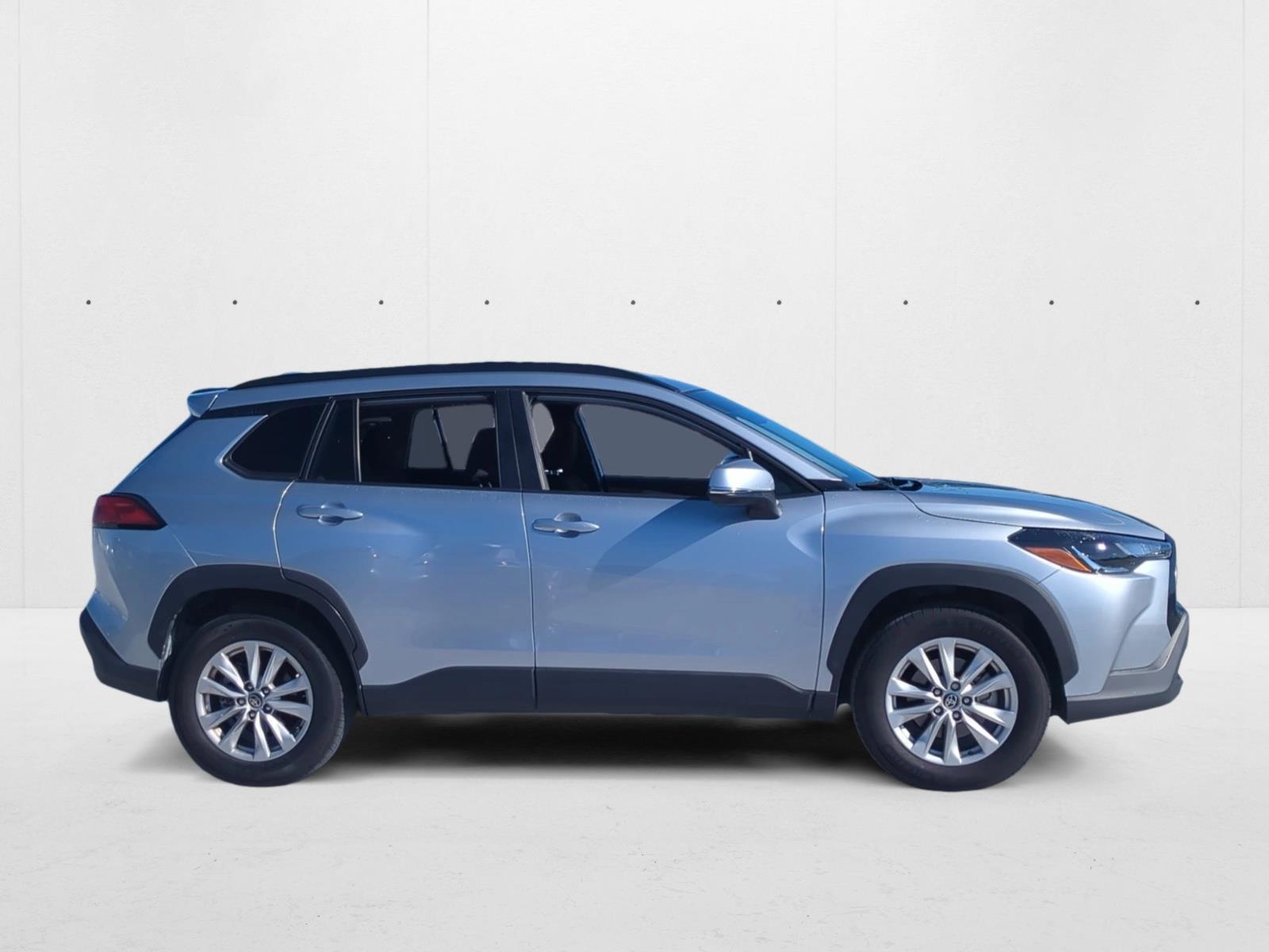 2023 Toyota Corolla Cross LE photo 4