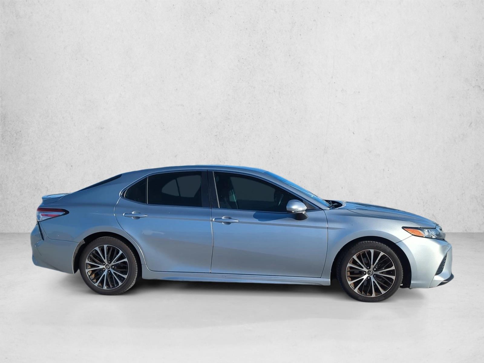 2020 Toyota Camry SE photo 4