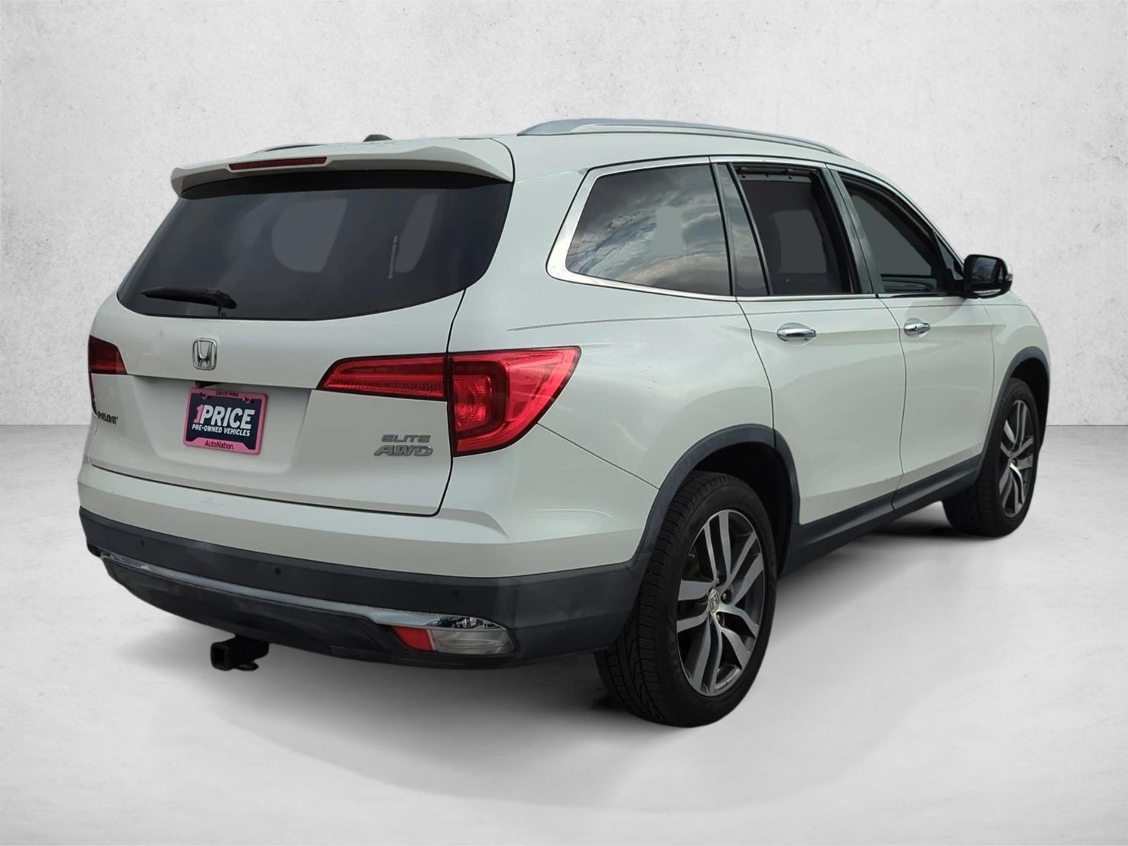 2017 Honda Pilot Elite photo 3