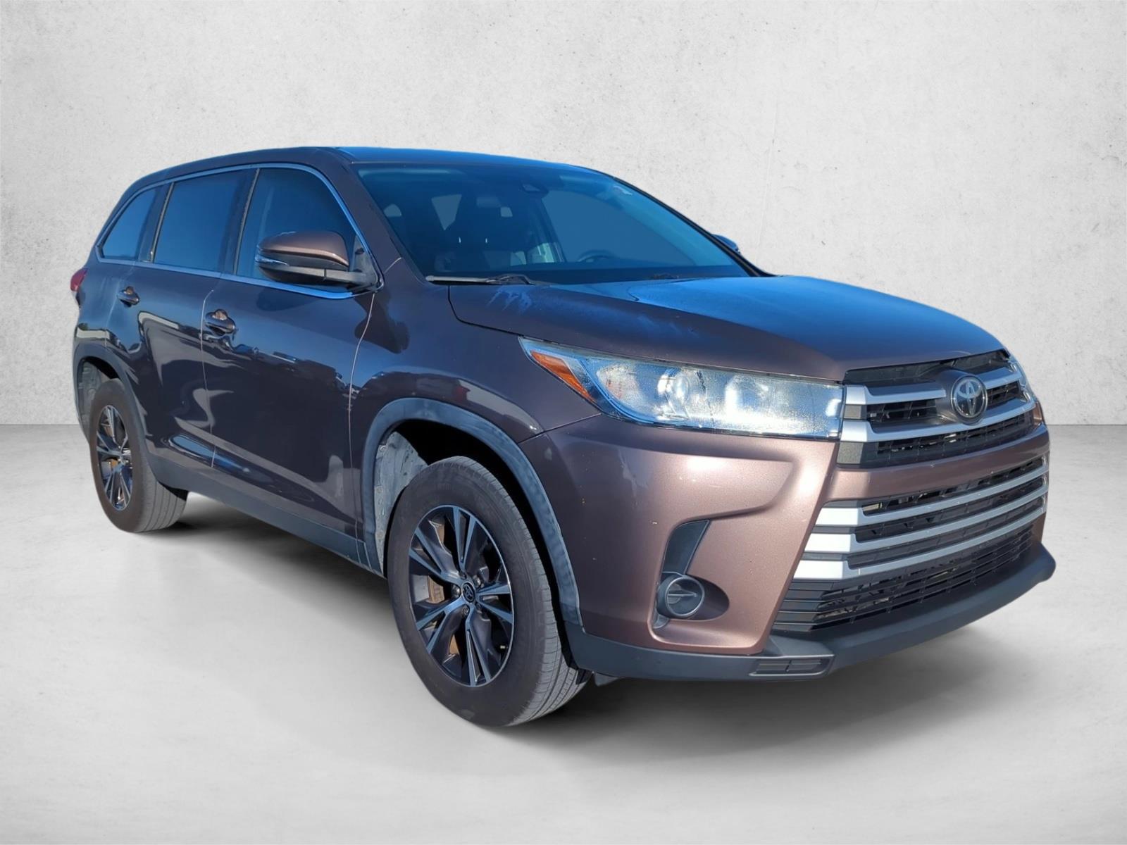 2019 Toyota Highlander LE photo 3
