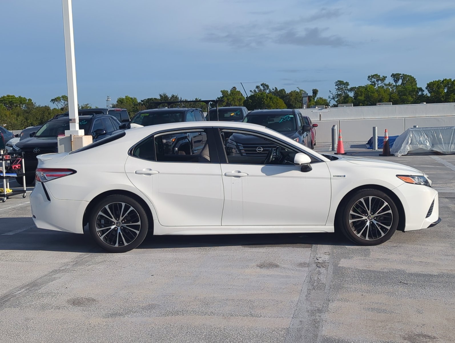 2020 Toyota Camry Hybrid SE photo 2