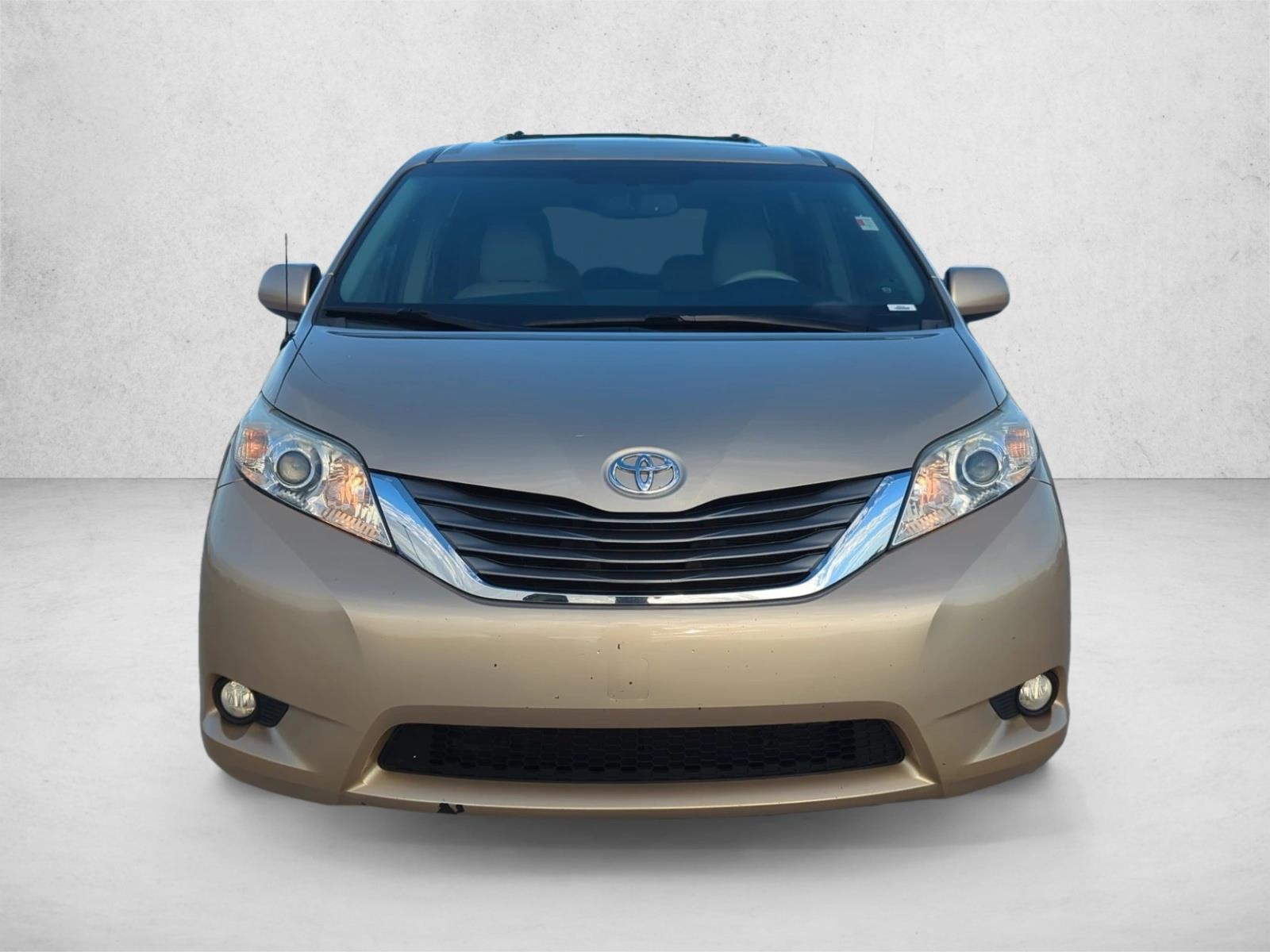 2013 Toyota Sienna XLE photo 2