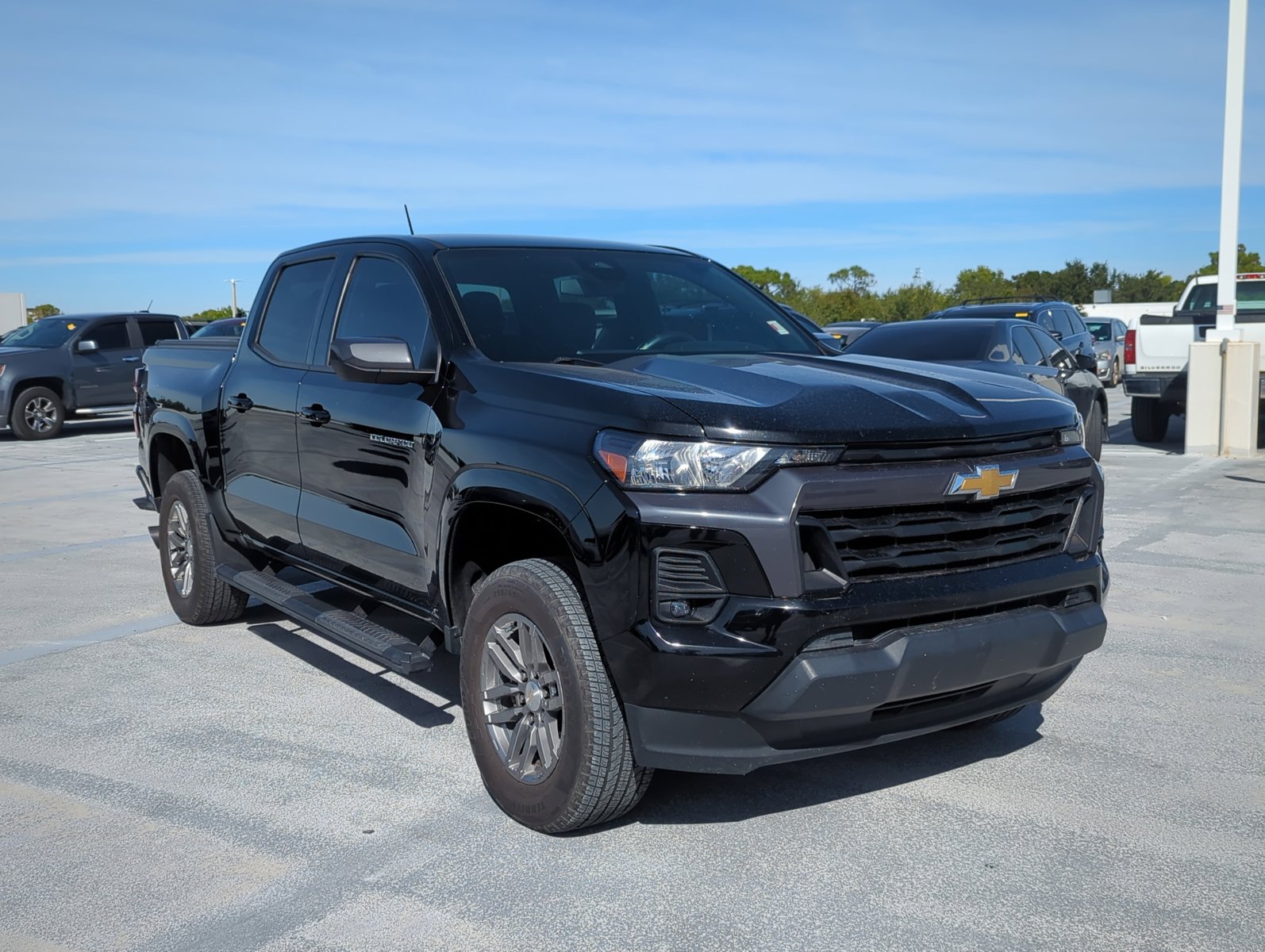 2023 Chevrolet Colorado LT photo 3