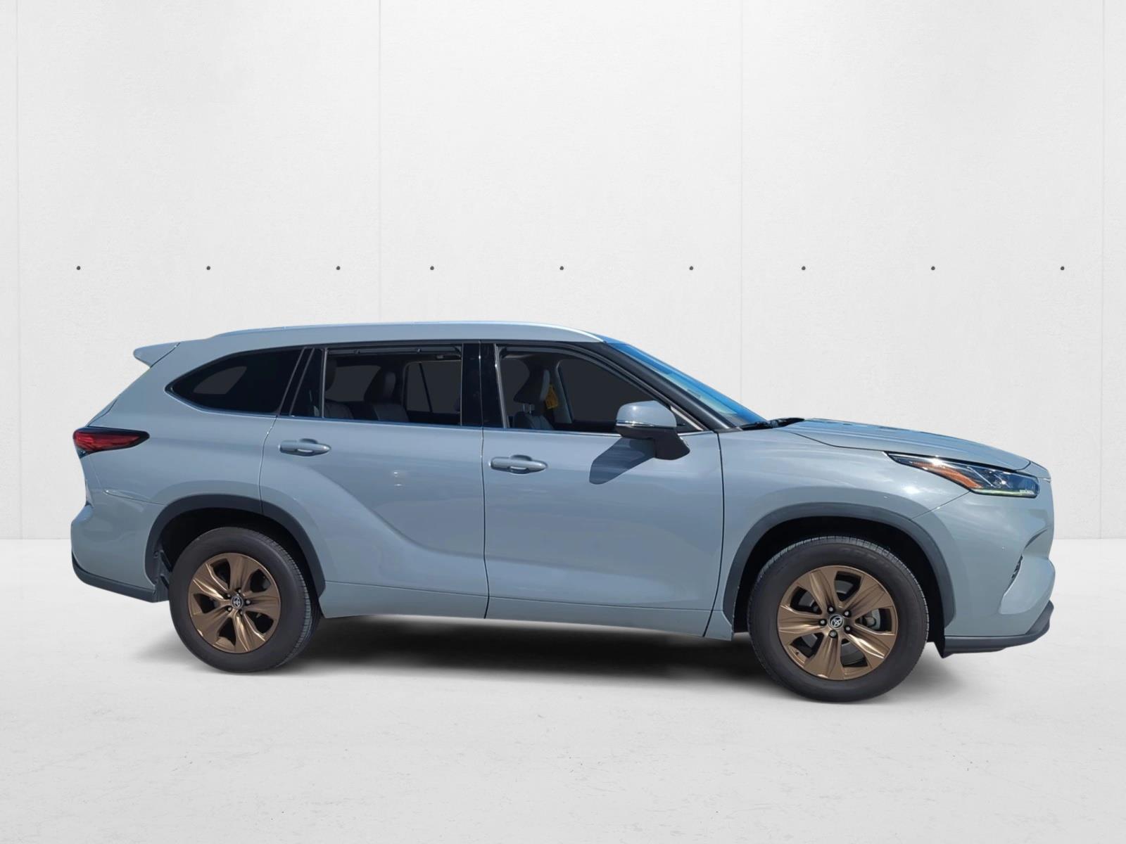 2022 Toyota Highlander Hybrid XLE photo 2