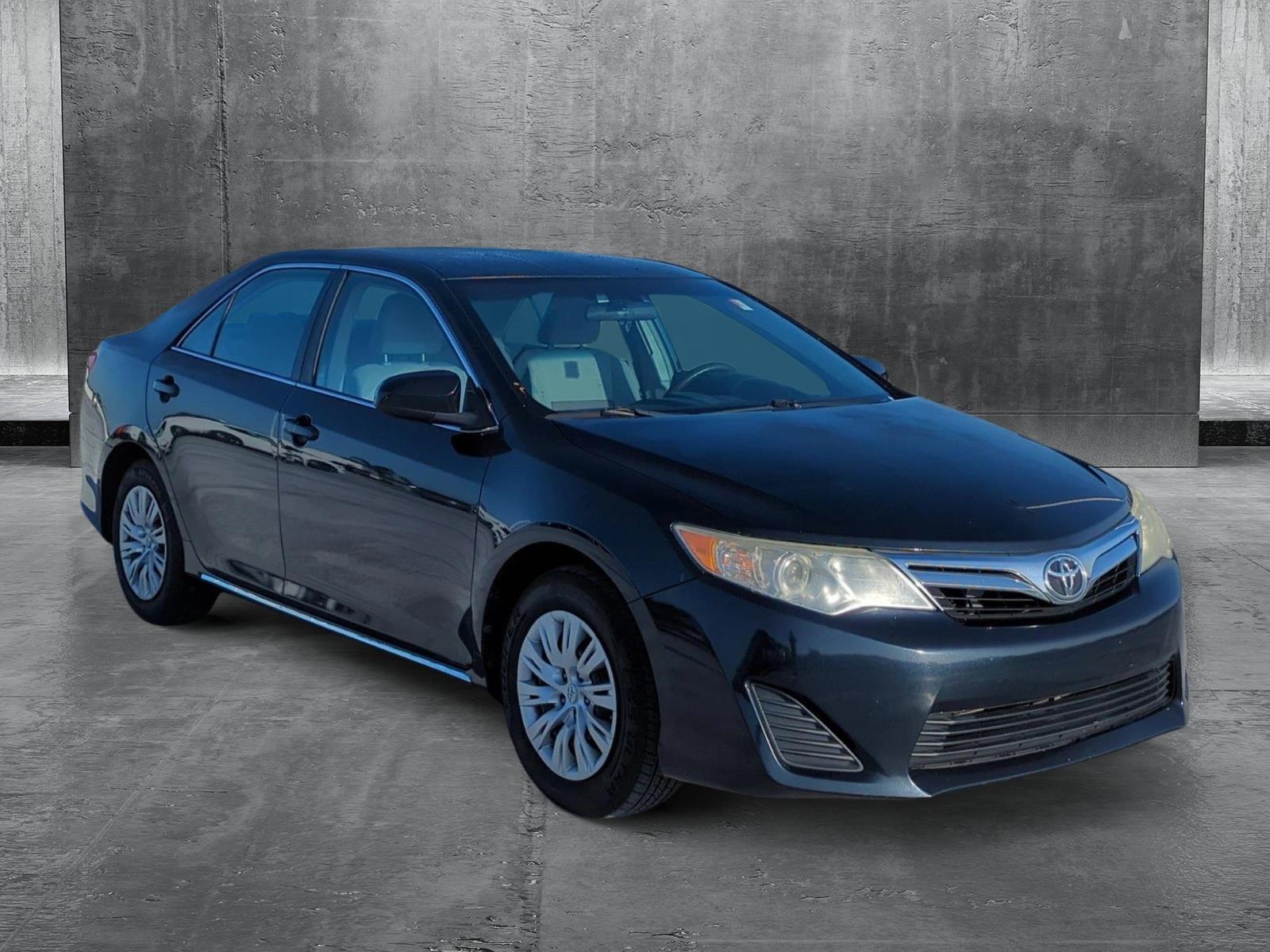 2014 Toyota Camry LE photo 3