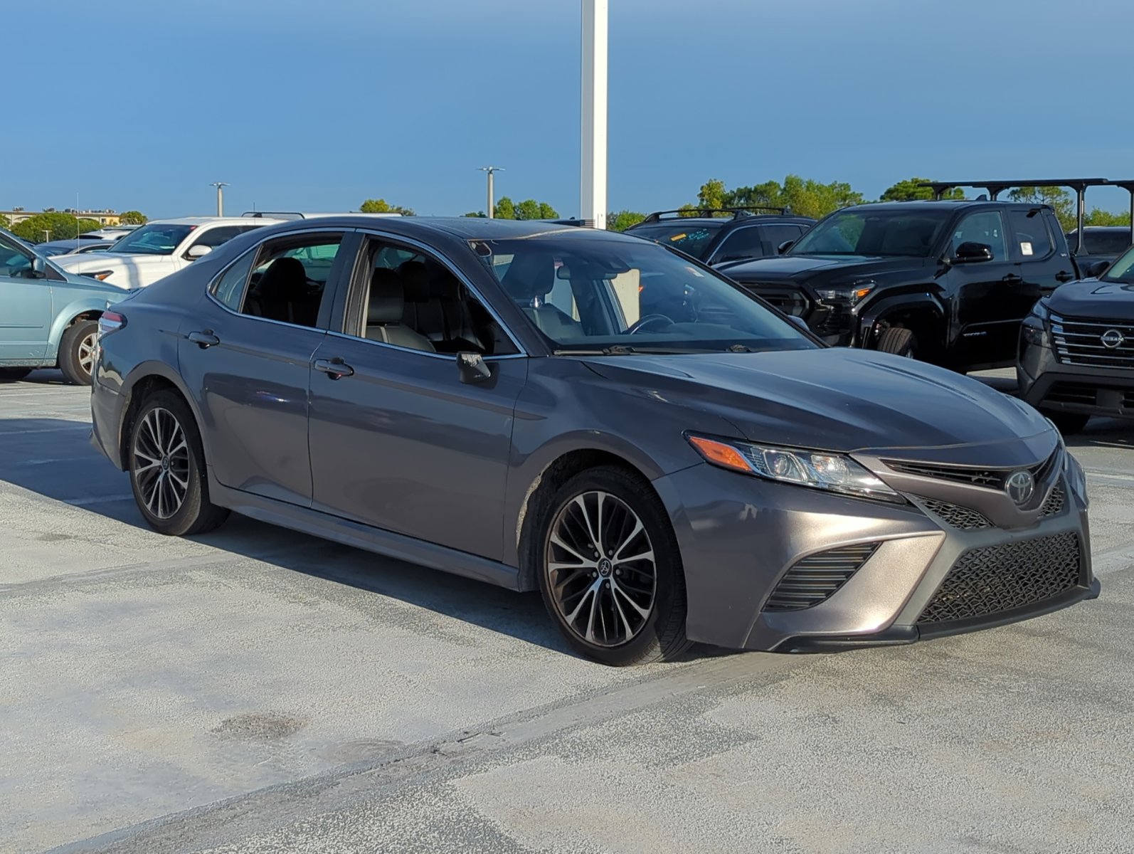 2020 Toyota Camry SE photo 3
