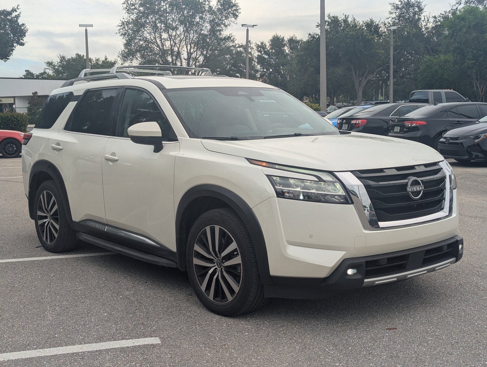 2023 Nissan Pathfinder Platinum photo 3