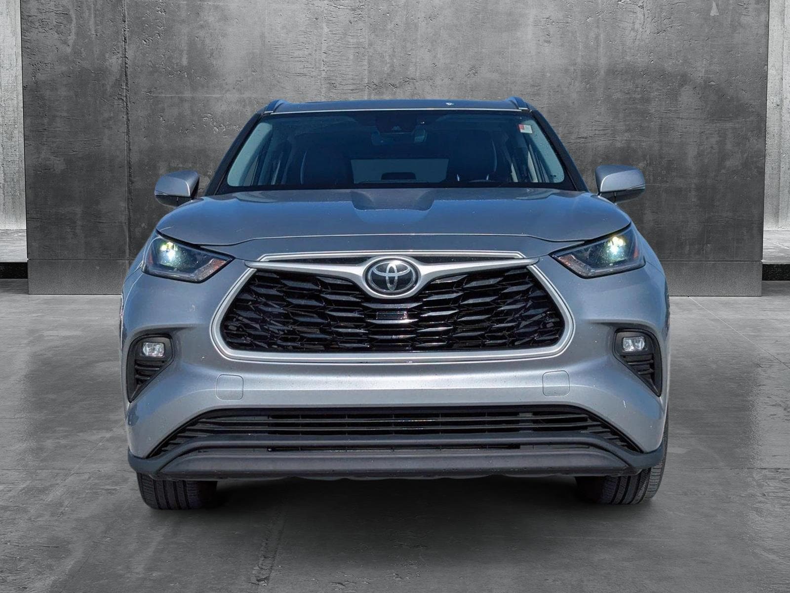 Used 2021 Toyota Highlander XLE with VIN 5TDGZRAH9MS524179 for sale in Fort Myers, FL