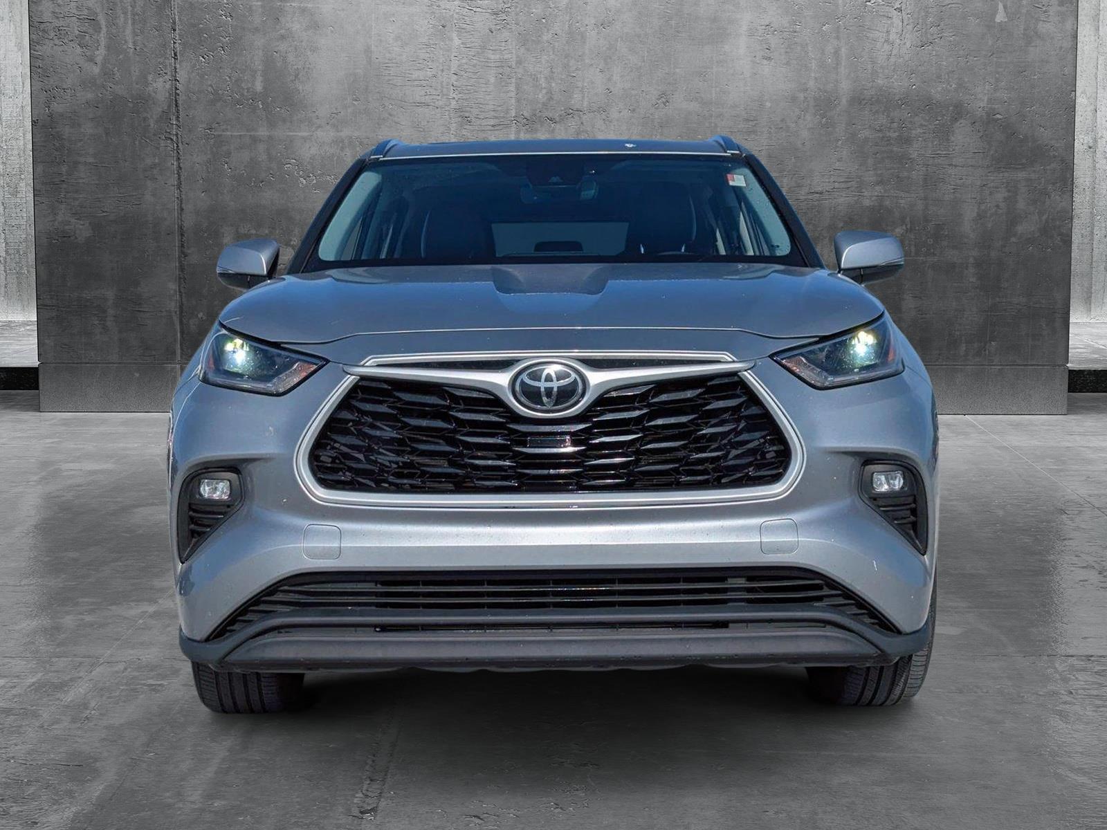 2021 Toyota Highlander XLE photo 2
