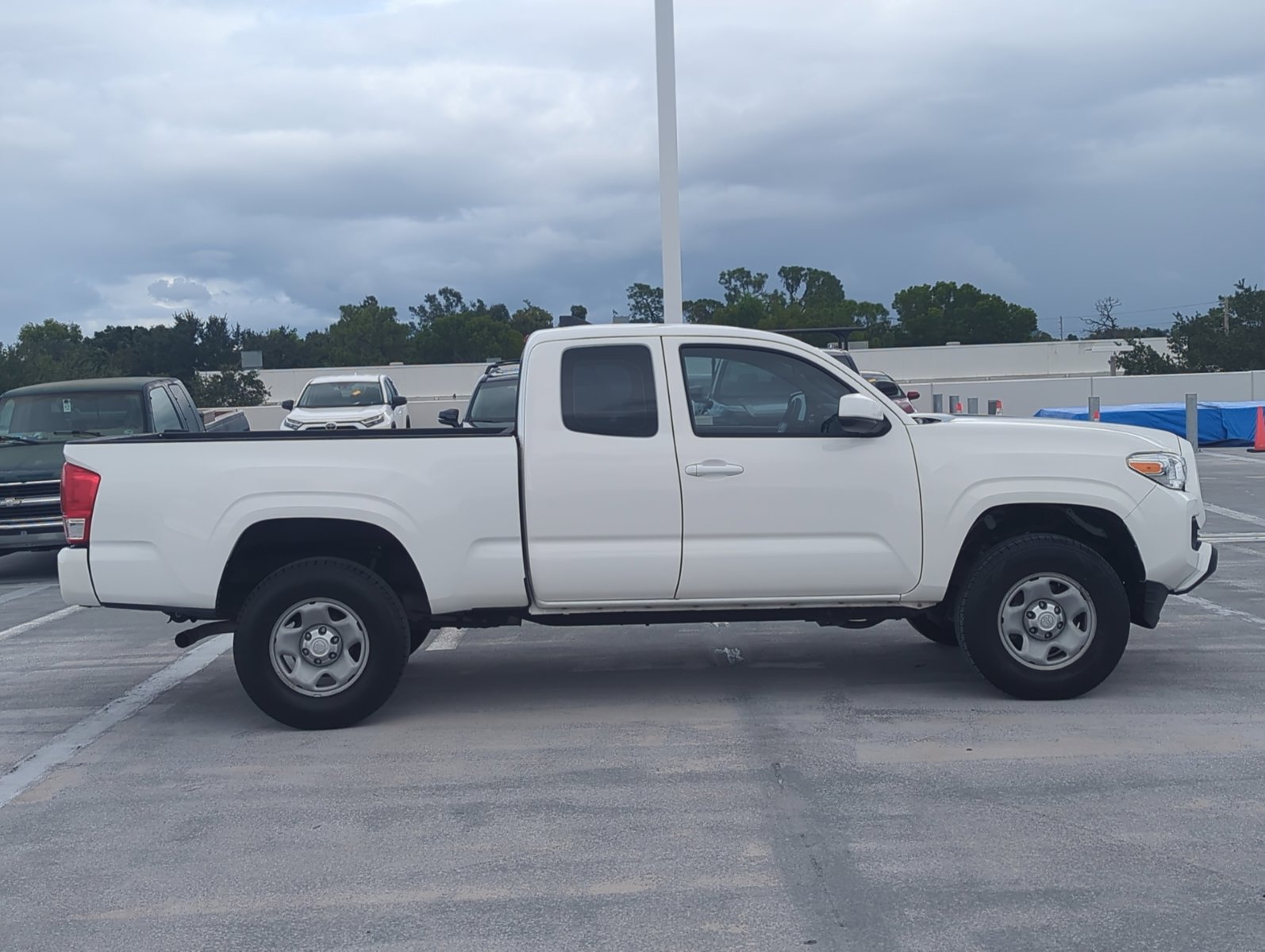 2017 Toyota Tacoma SR photo 4
