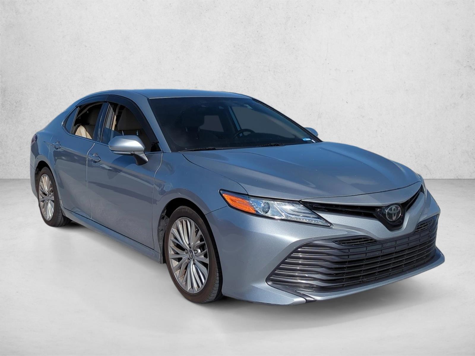2019 Toyota Camry XLE photo 3