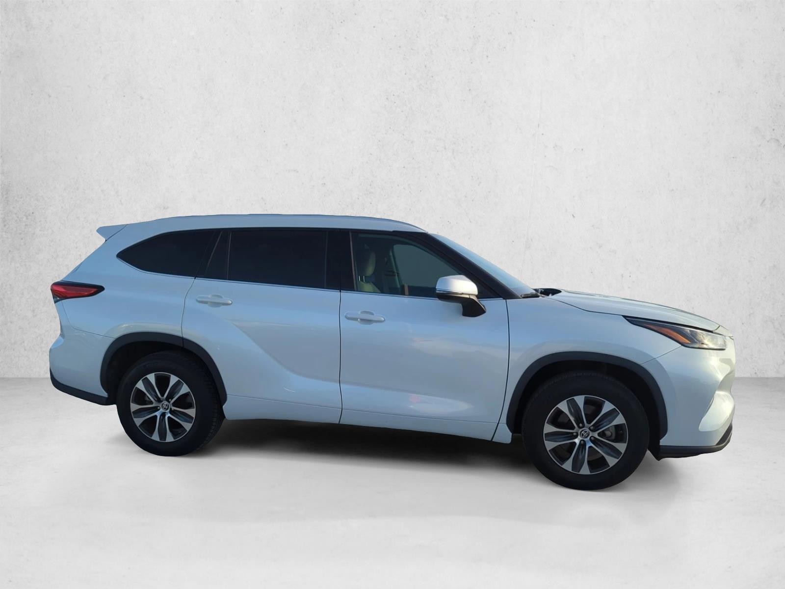 2022 Toyota Highlander XLE photo 4