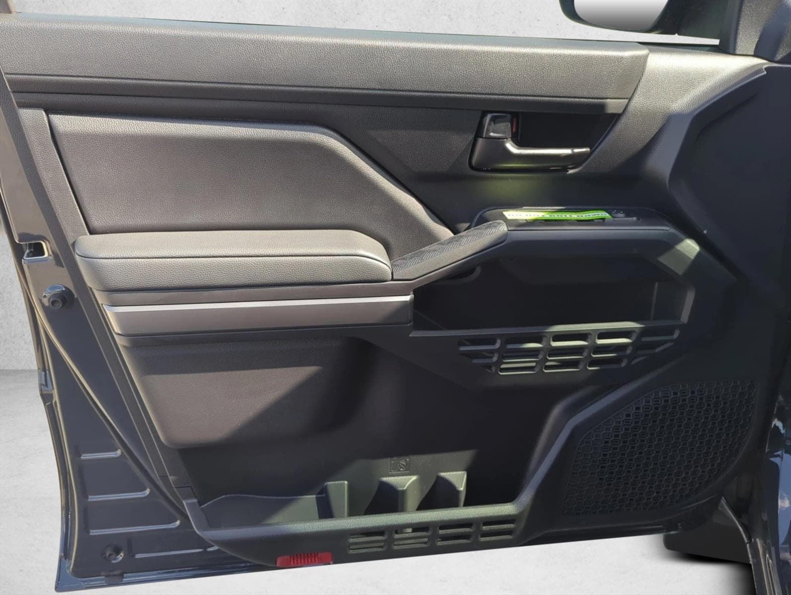 2025 Toyota Tacoma SR5 - Photo 10