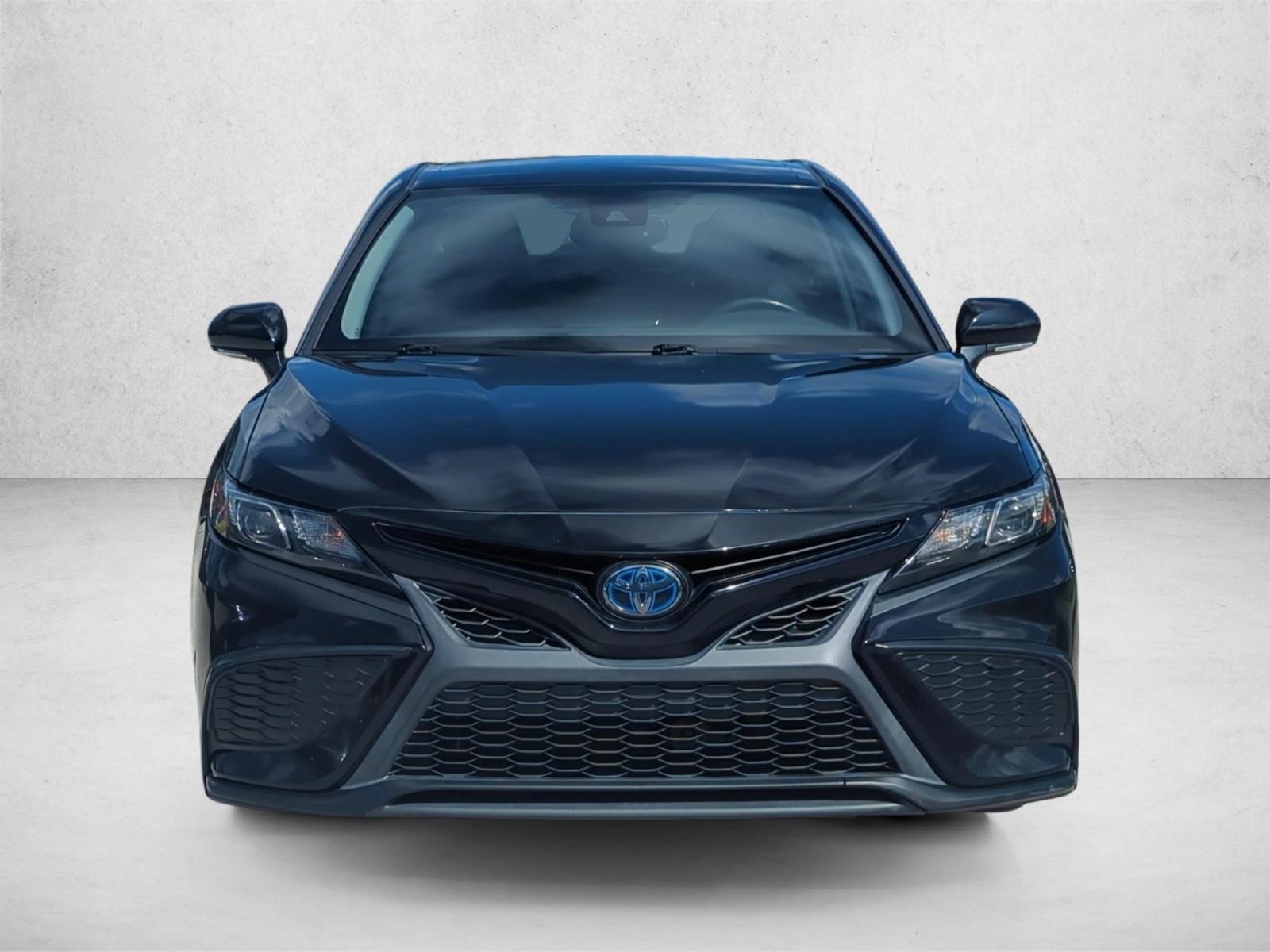 2022 Toyota Camry Hybrid SE photo 2
