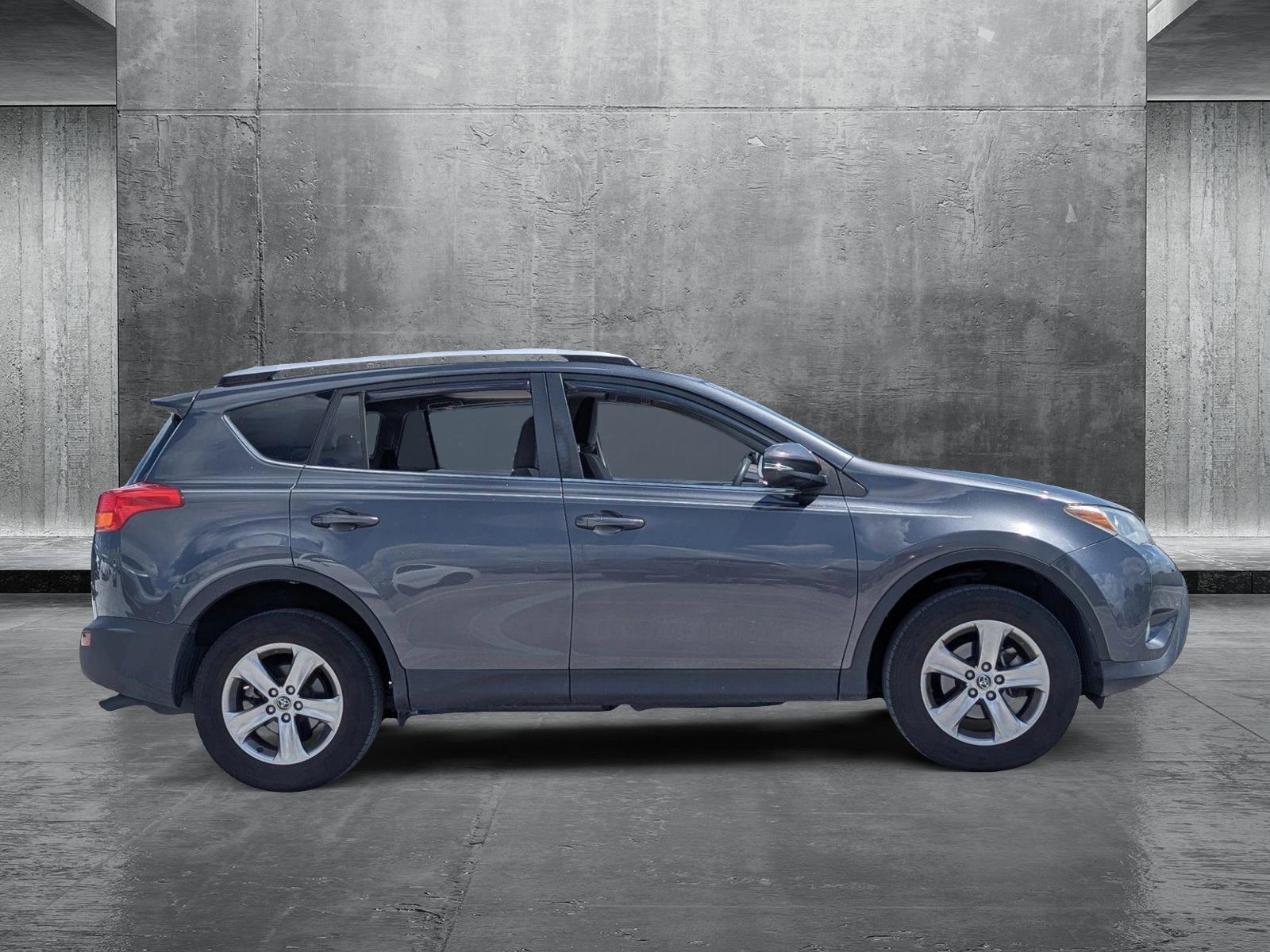2015 Toyota RAV4 XLE photo 4