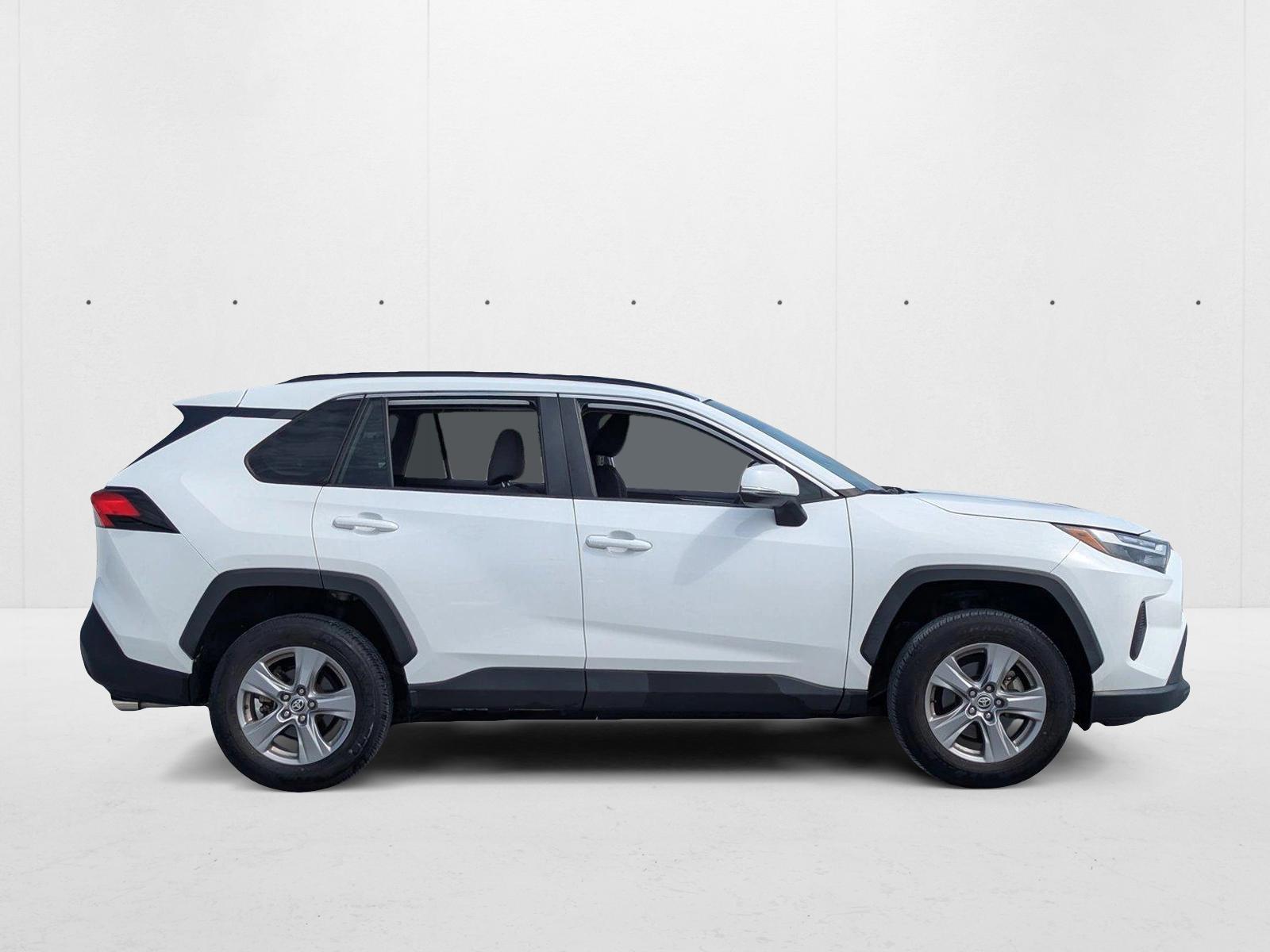 2022 Toyota RAV4 XLE photo 4