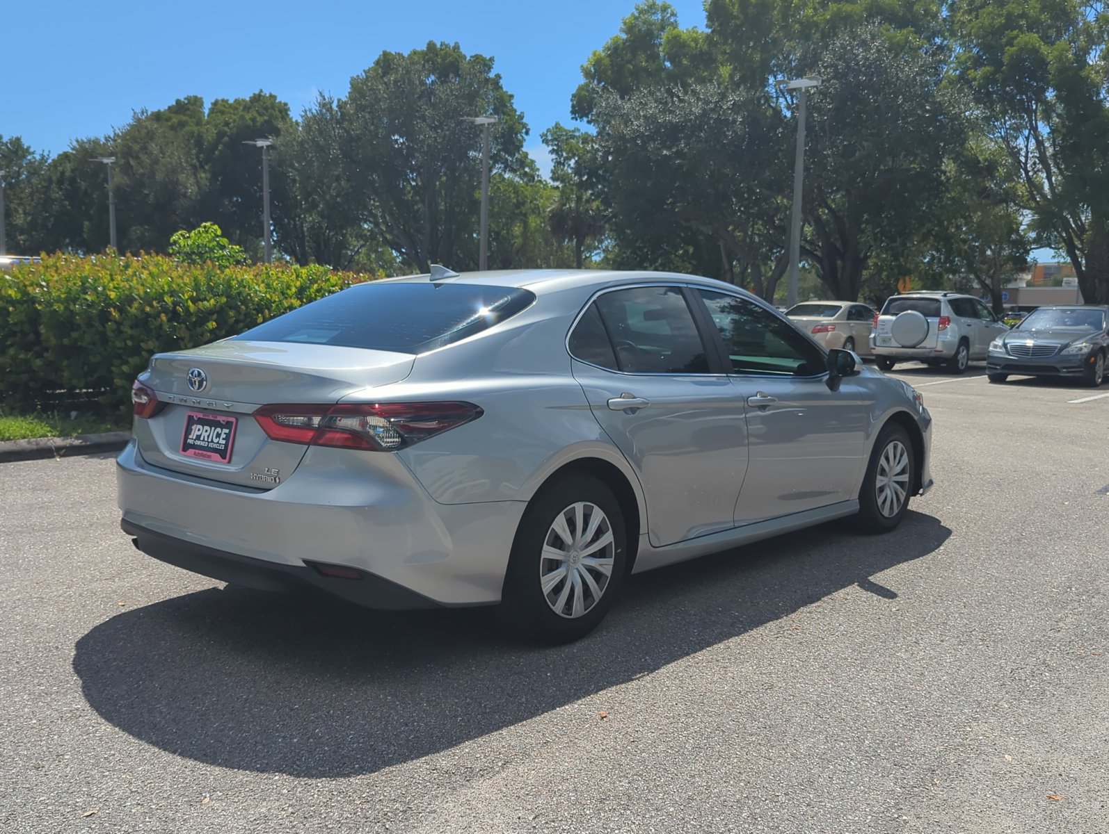 2022 Toyota Camry Hybrid LE photo 2