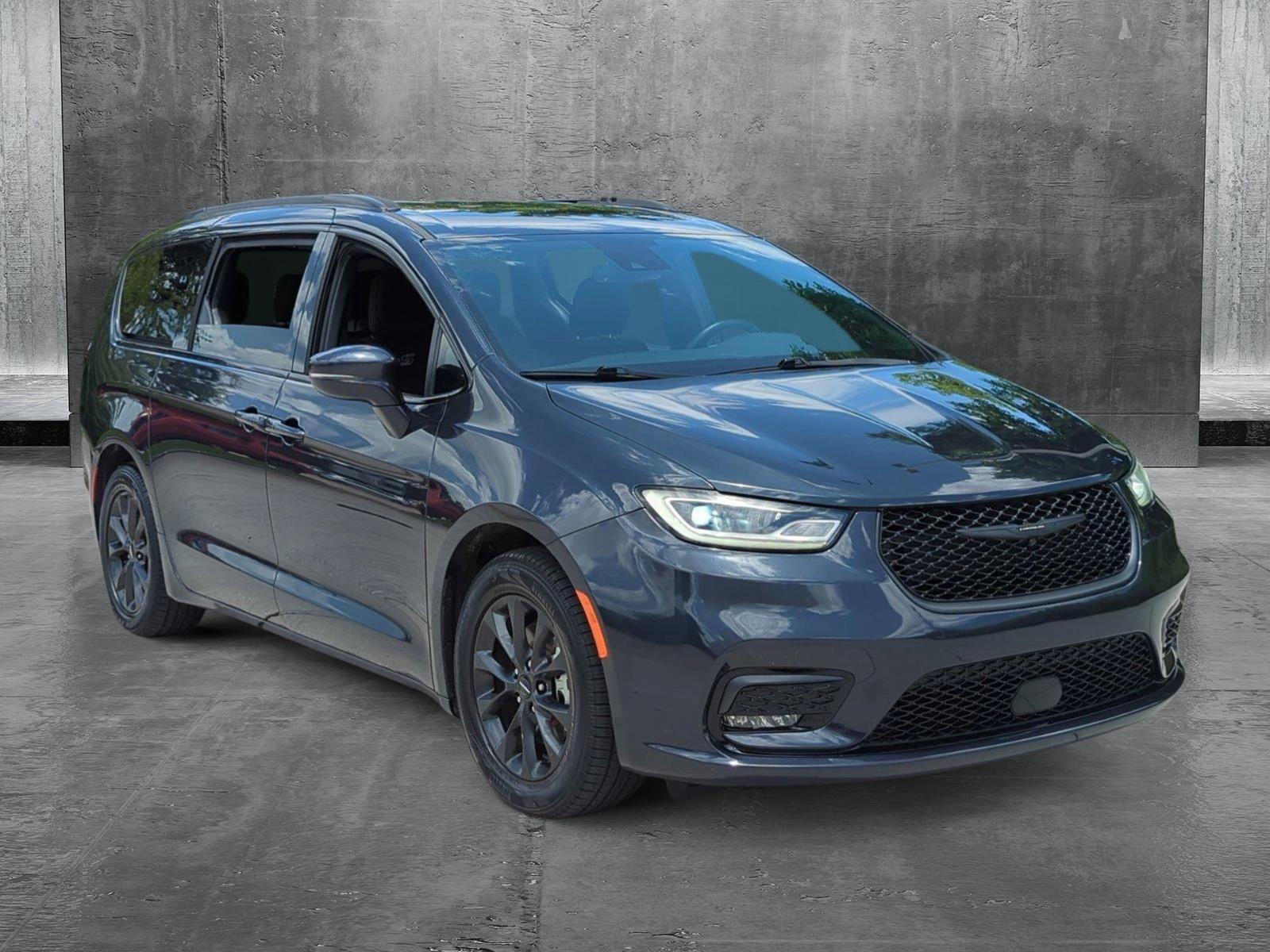 2021 Chrysler Pacifica Touring photo 3