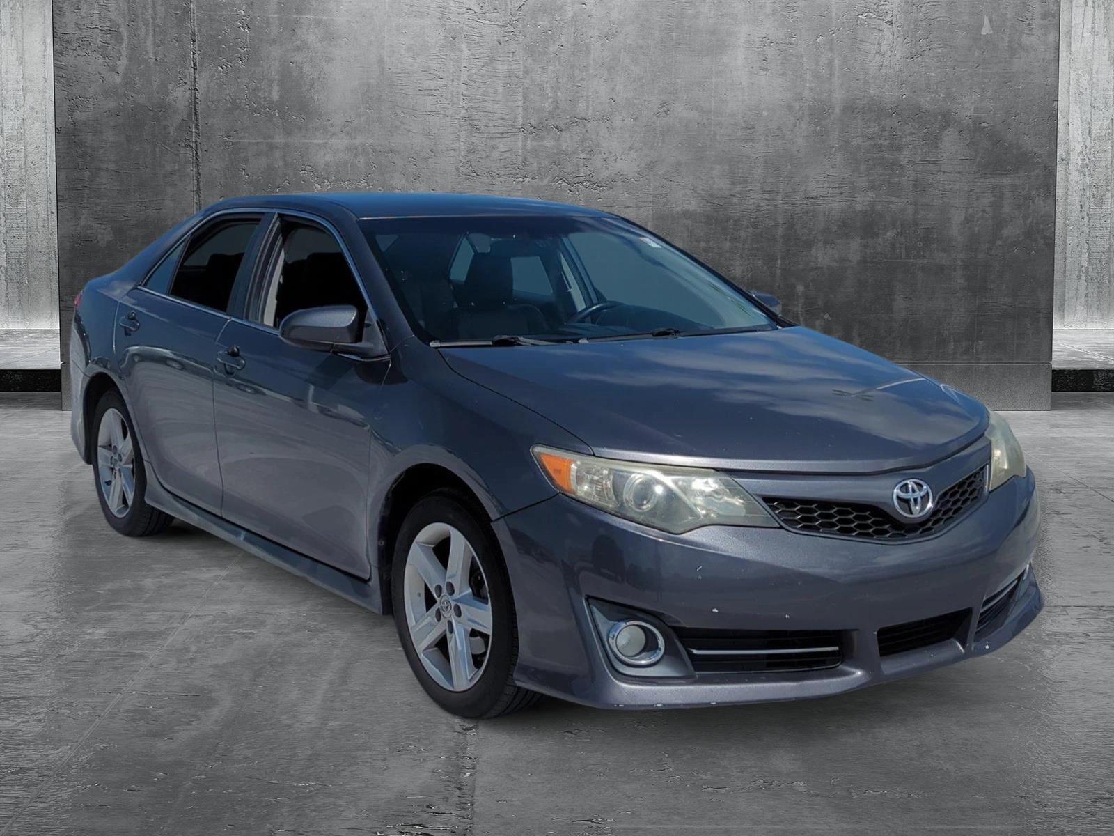 2014 Toyota Camry SE photo 3