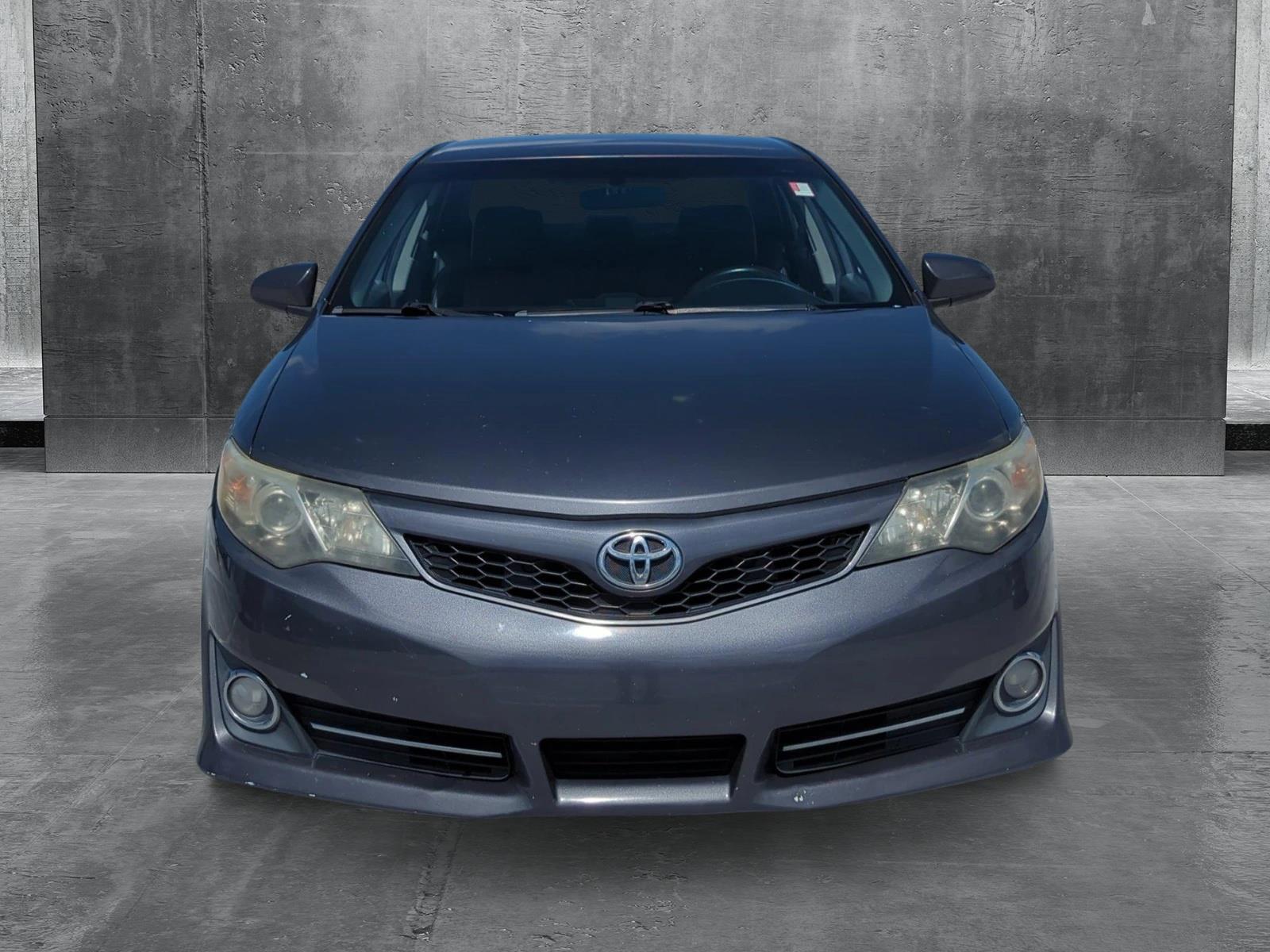 2014 Toyota Camry SE photo 2