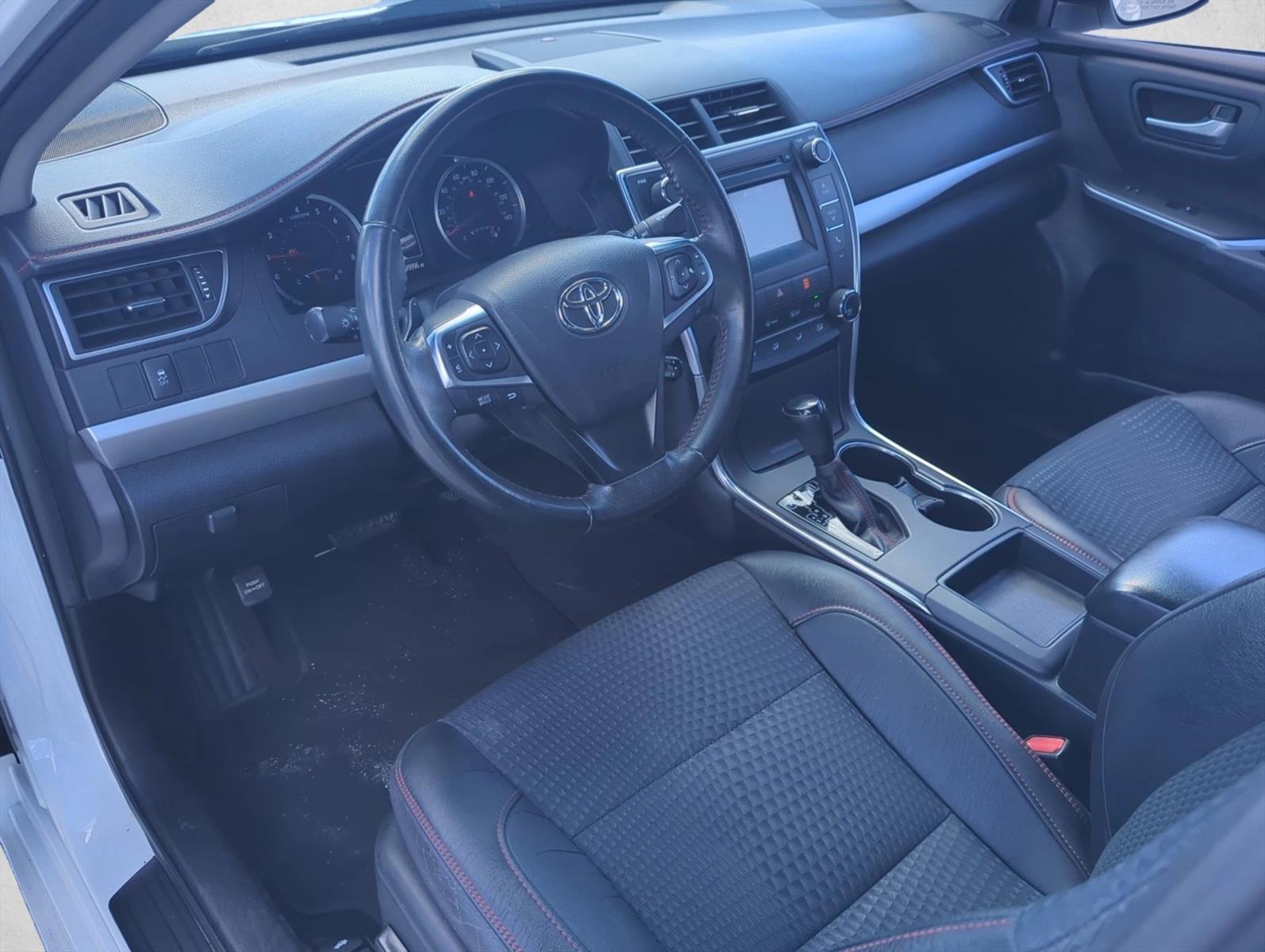 2015 Toyota Camry SE photo 3