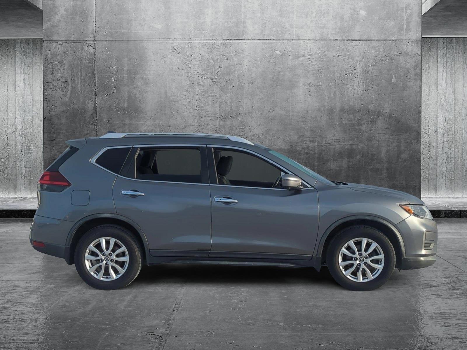 2018 Nissan Rogue SV photo 4