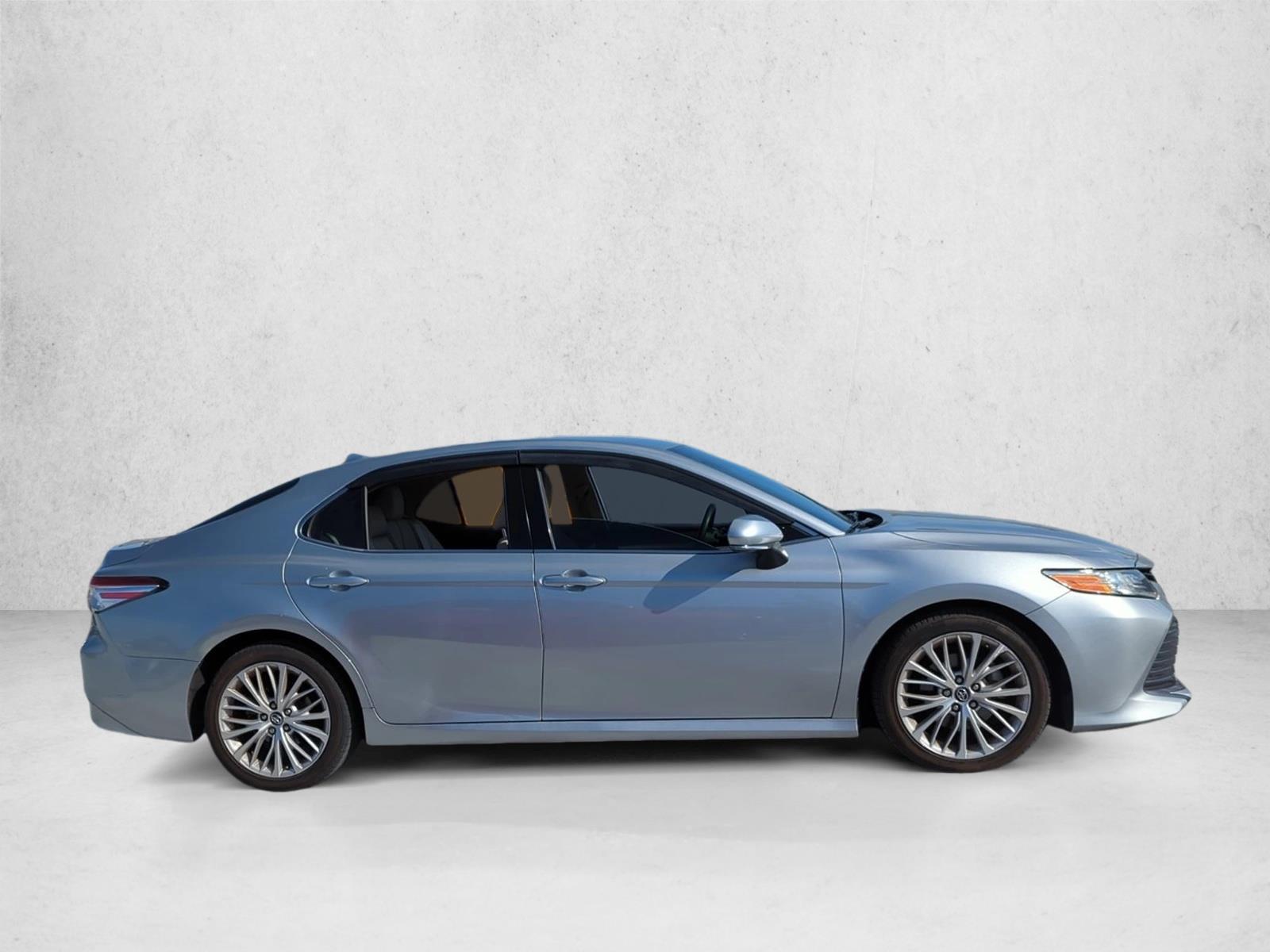 2019 Toyota Camry XLE photo 4