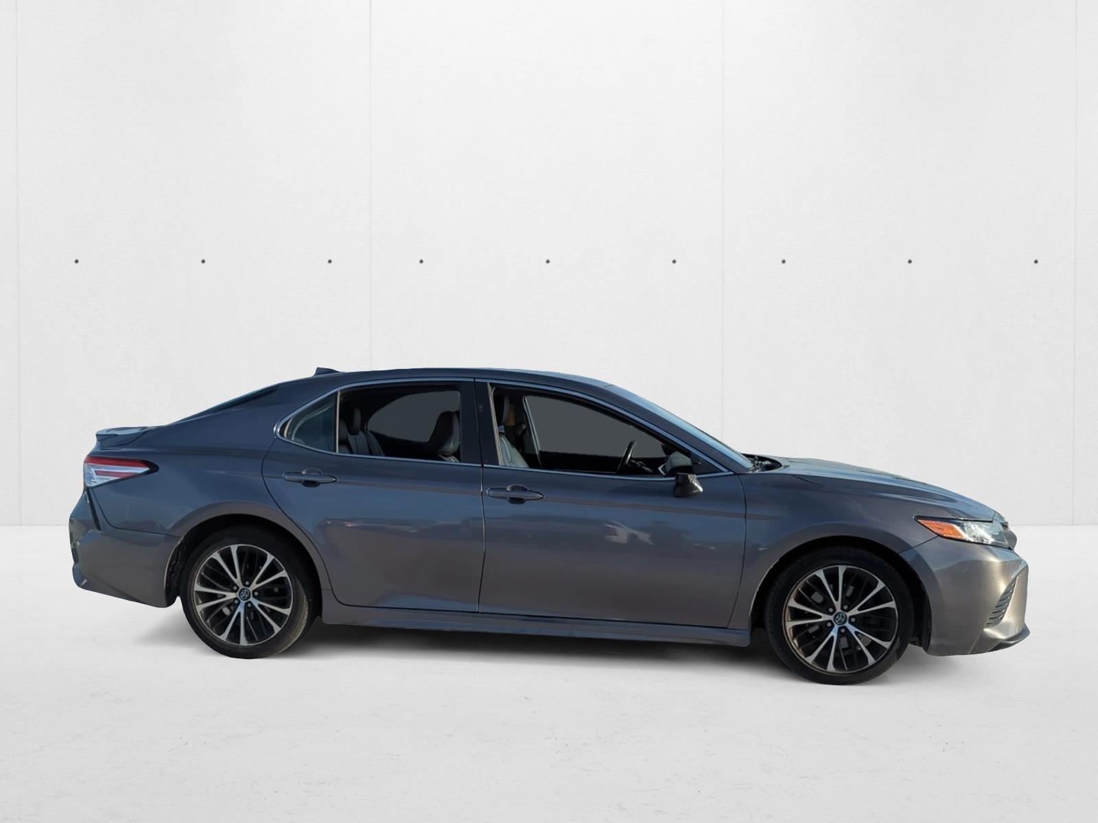 2020 Toyota Camry SE photo 4