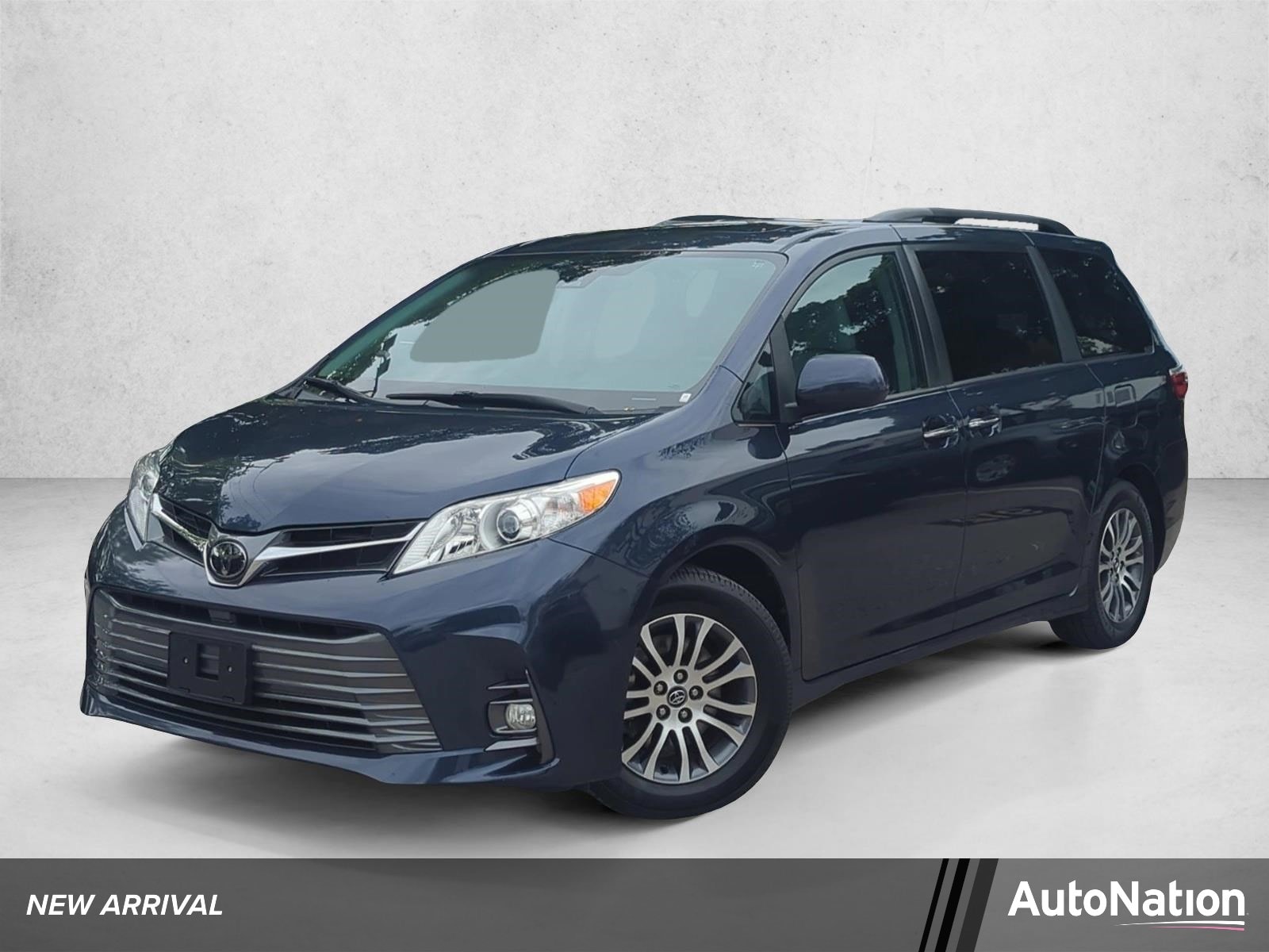 2019 Toyota Sienna XLE V6 7-Passenger Access Seat's photo