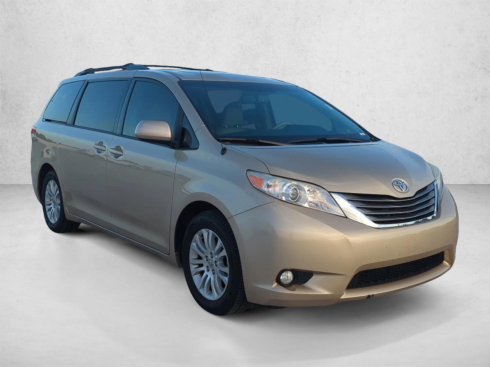 2013 Toyota Sienna XLE photo 3