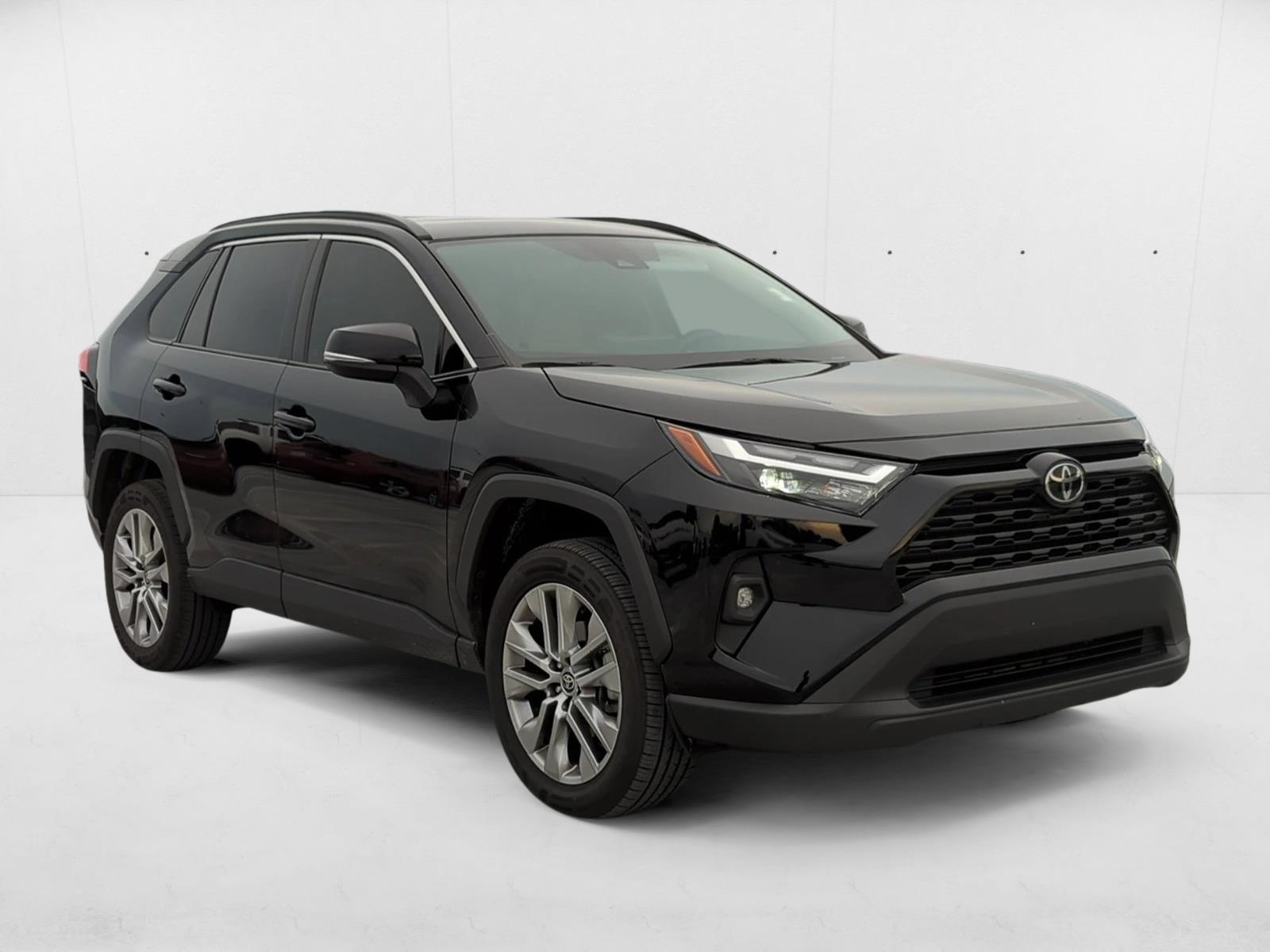 2022 Toyota RAV4 XLE Premium photo 3