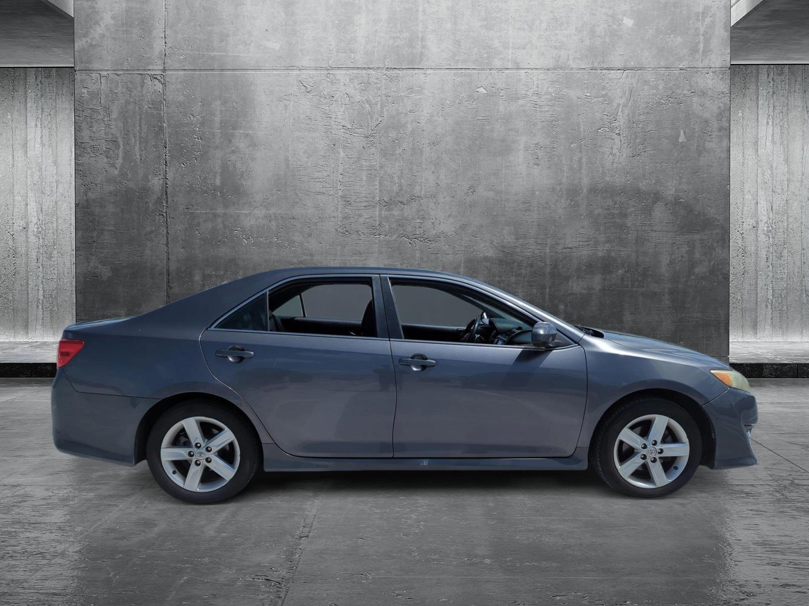 2014 Toyota Camry SE photo 4