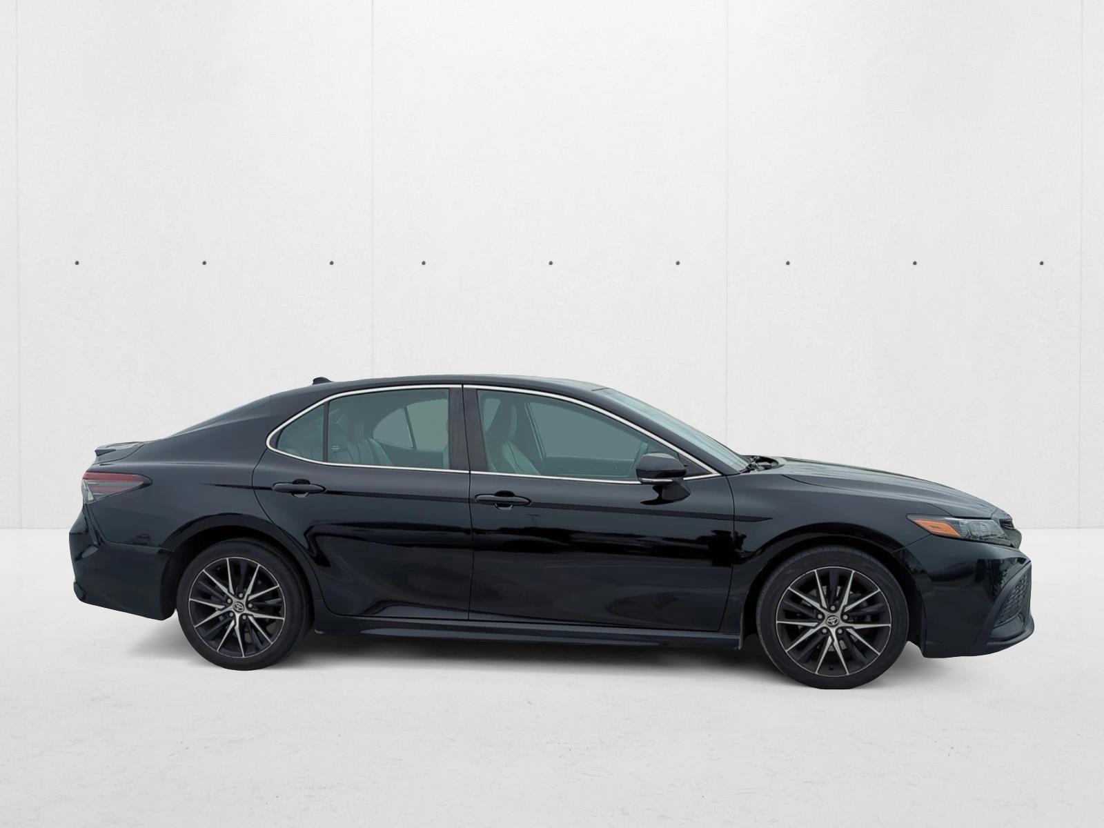 2022 Toyota Camry SE photo 4