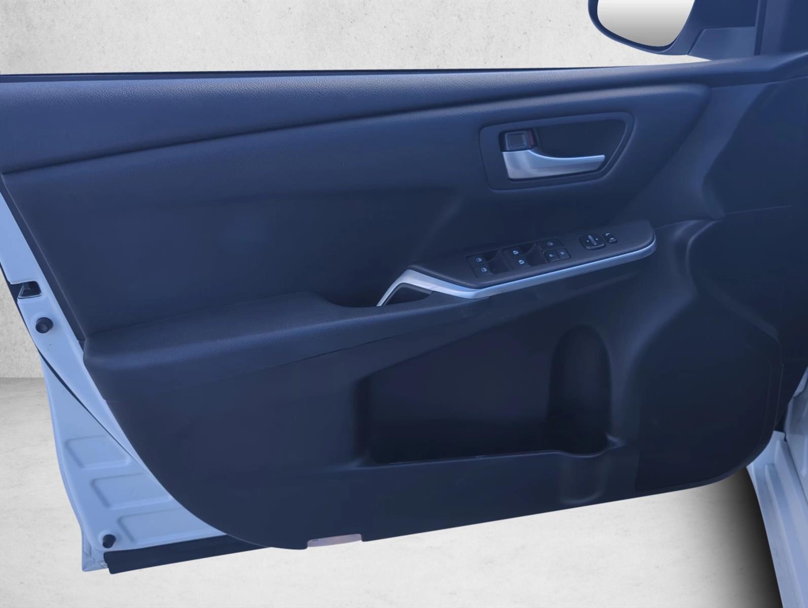 2015 Toyota Camry SE photo 4
