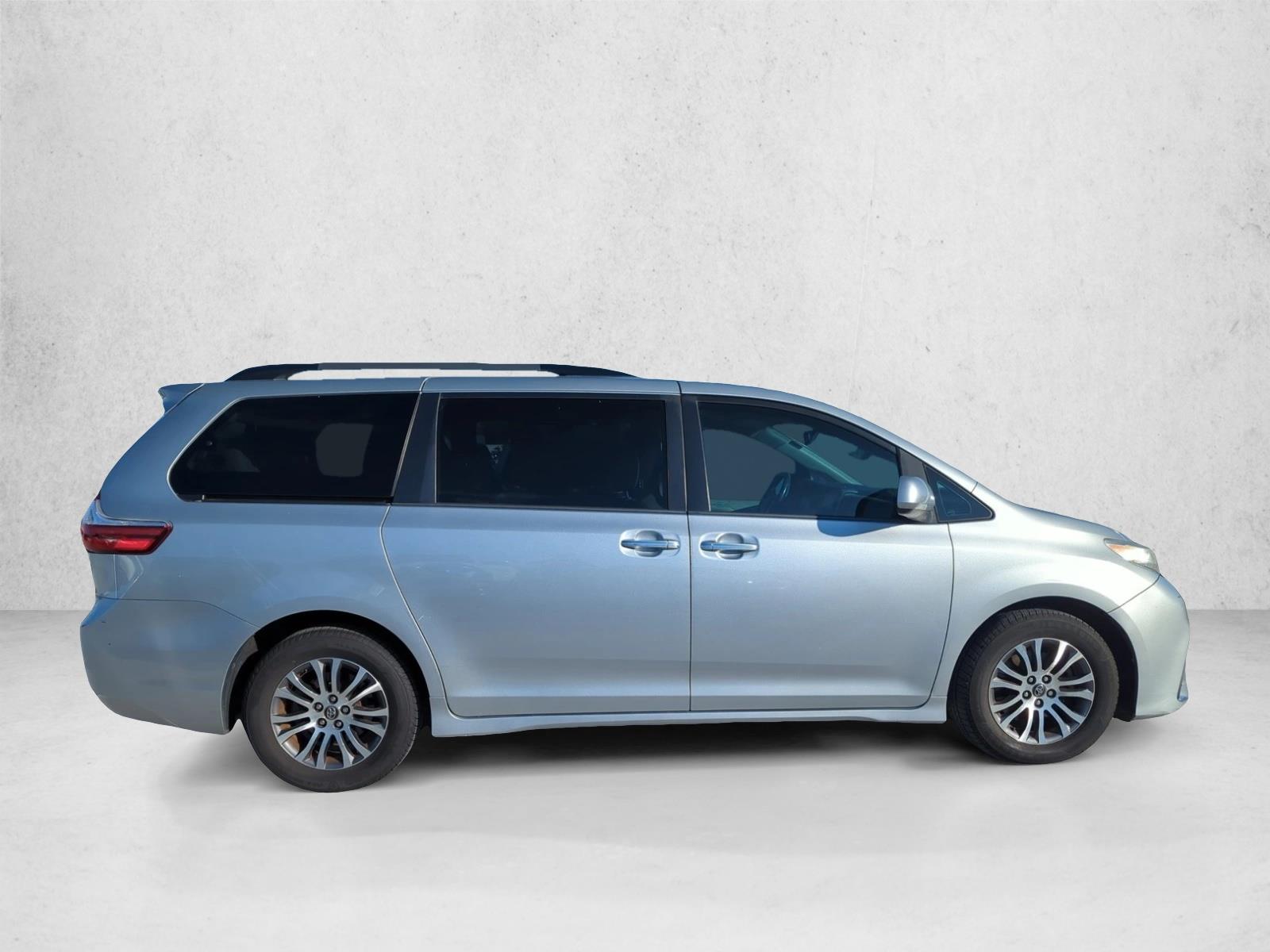 2019 Toyota Sienna XLE photo 3