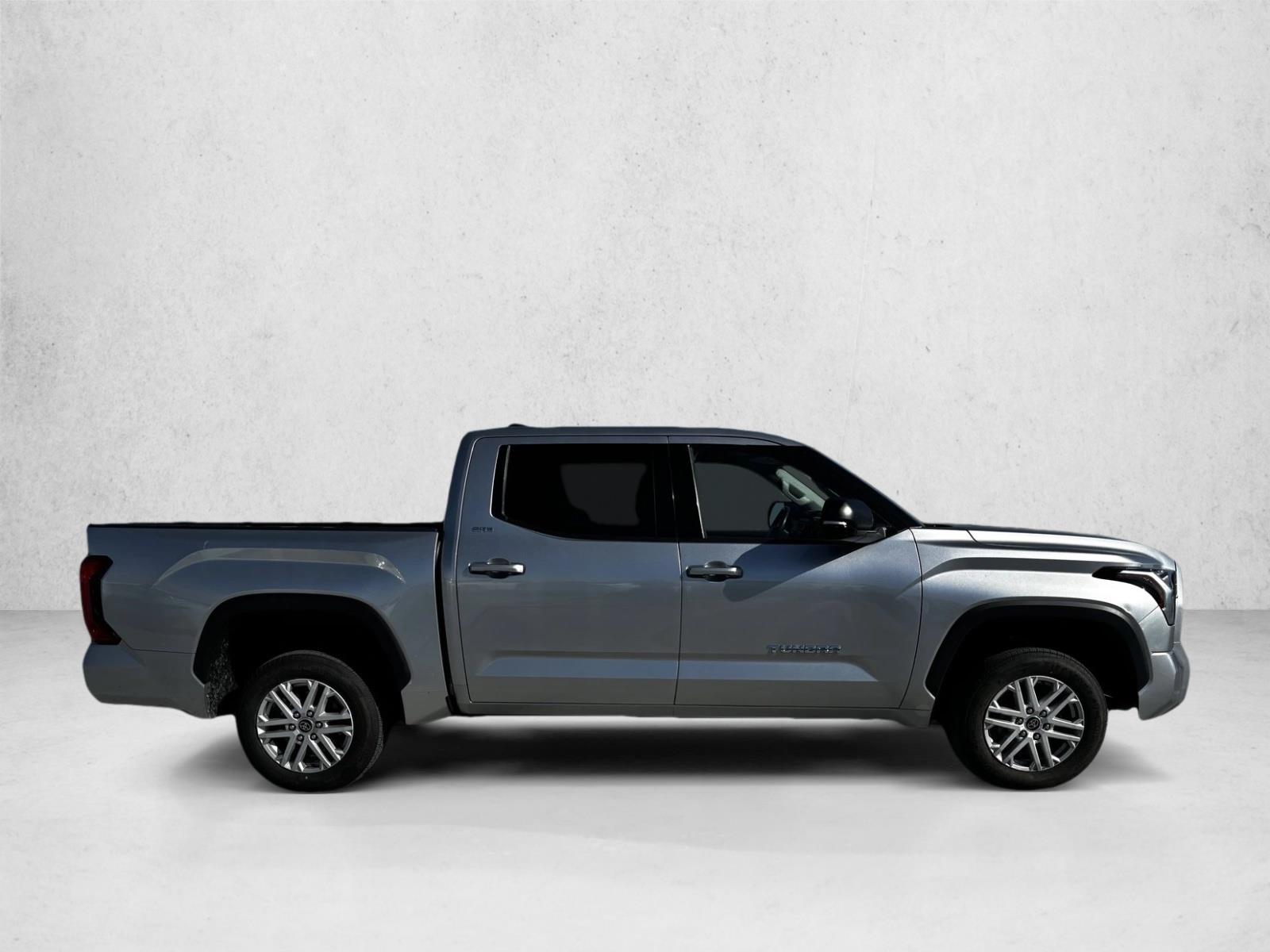 2023 Toyota Tundra SR5 CrewMax photo 4