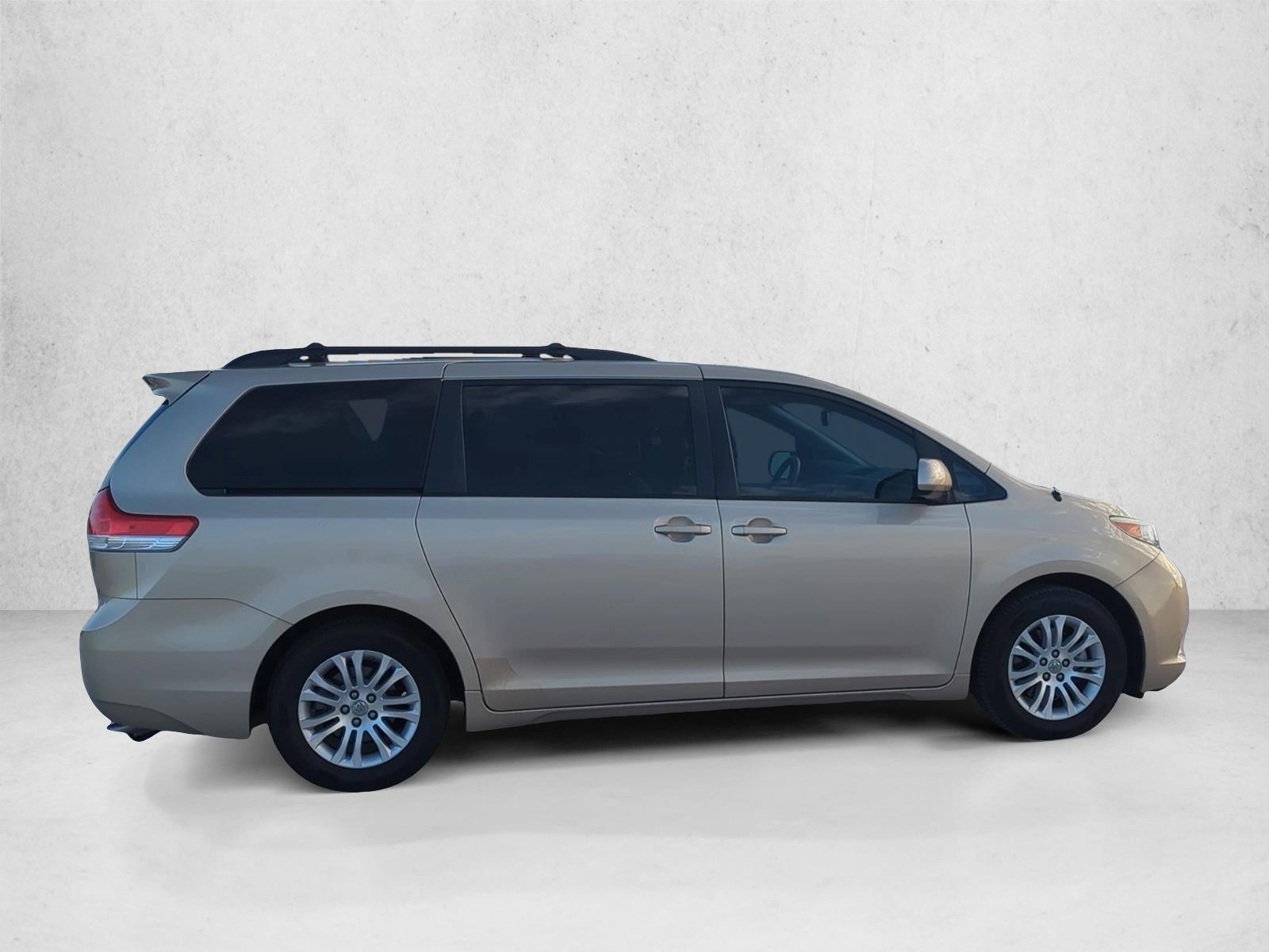 2013 Toyota Sienna XLE photo 4