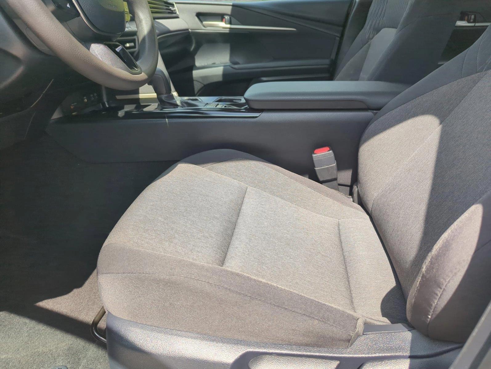 2025 Toyota Camry LE SE photo 4