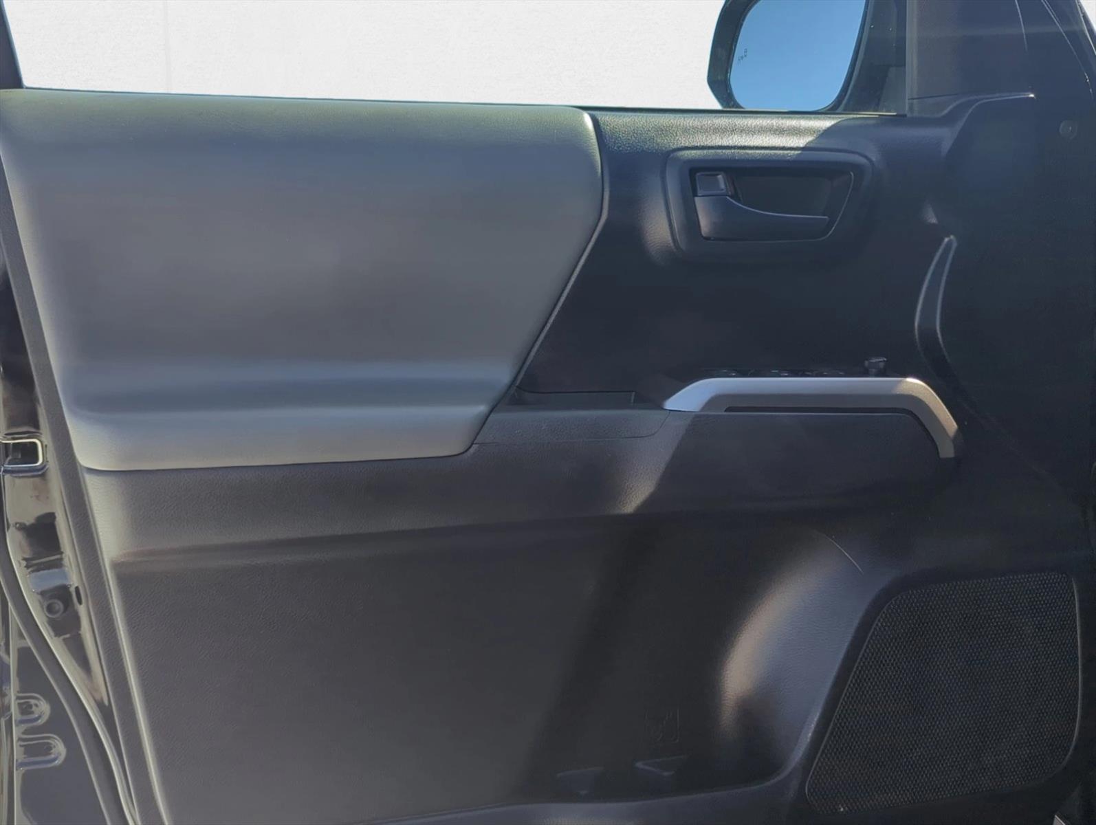 2022 Toyota Tacoma 4x4 SR5 Double Cab V6 photo 3
