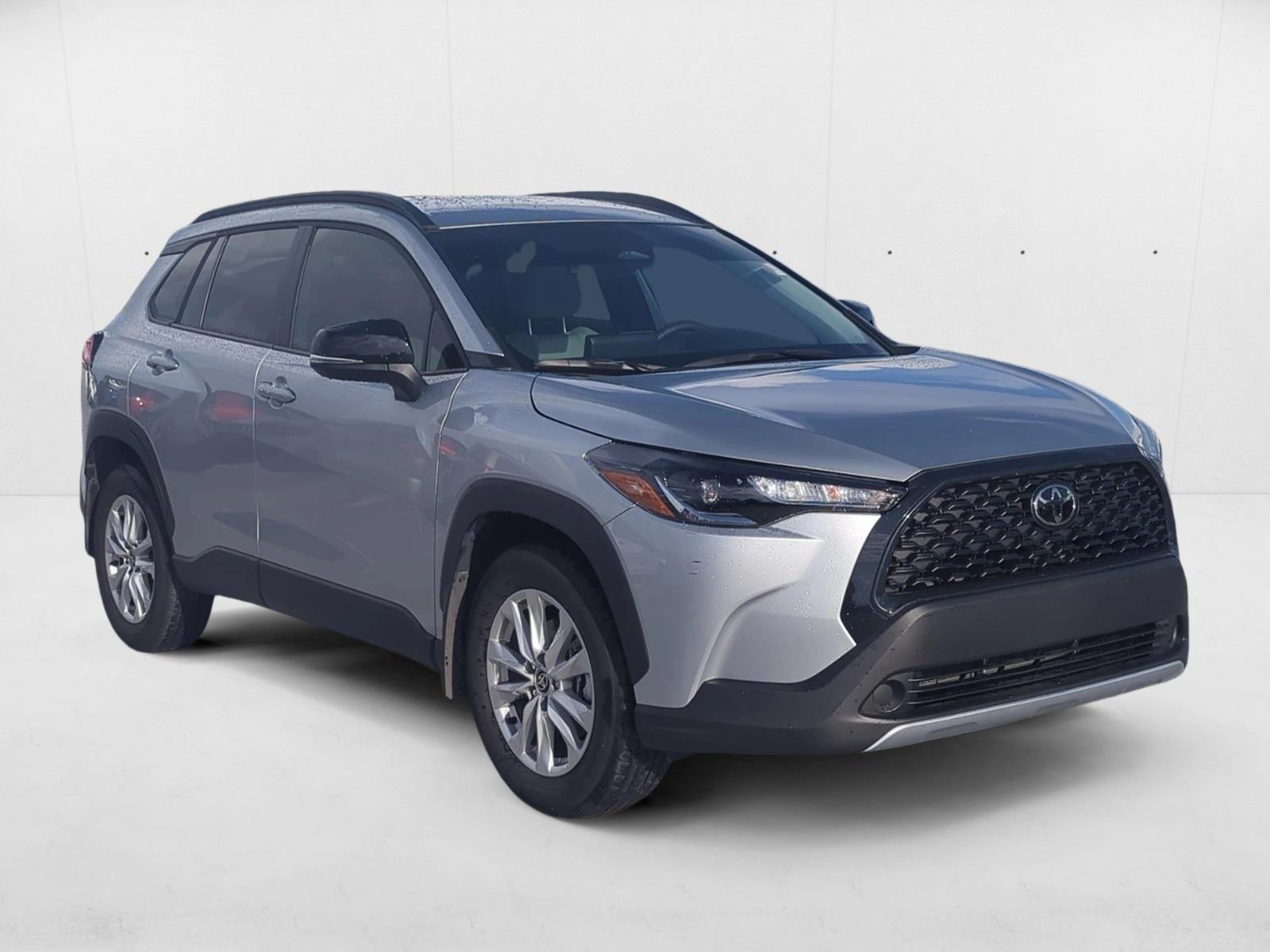 2025 Toyota Corolla Cross LE photo 3