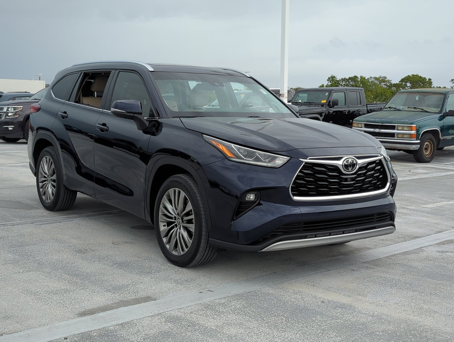 2021 Toyota Highlander Platinum photo 3