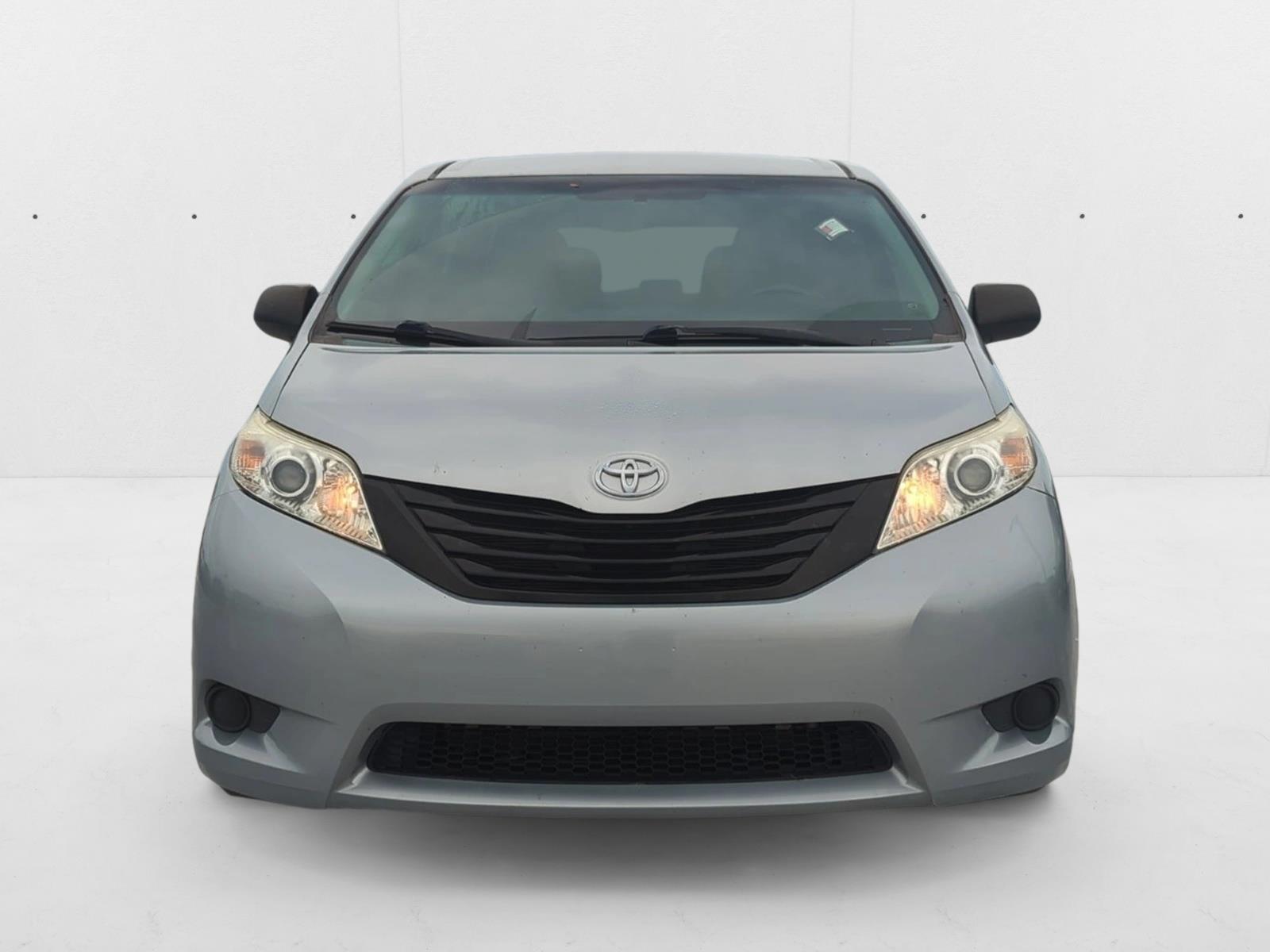 2015 Toyota Sienna L photo 2