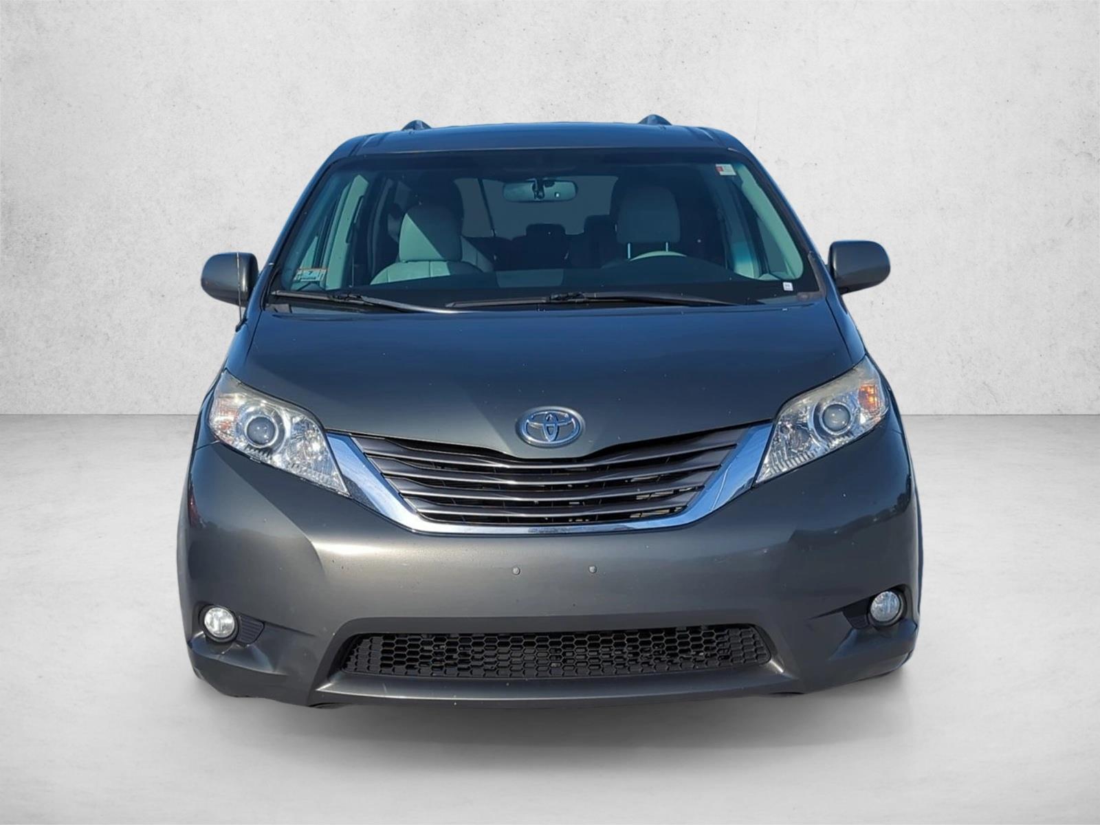 2011 Toyota Sienna XLE photo 2