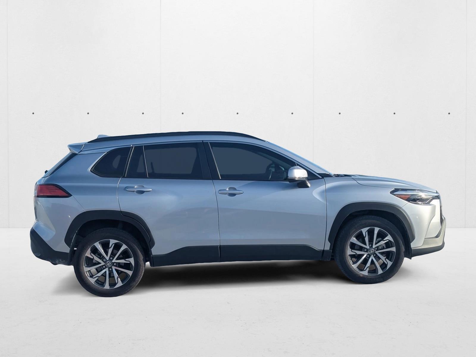 2023 Toyota Corolla Cross XLE photo 2