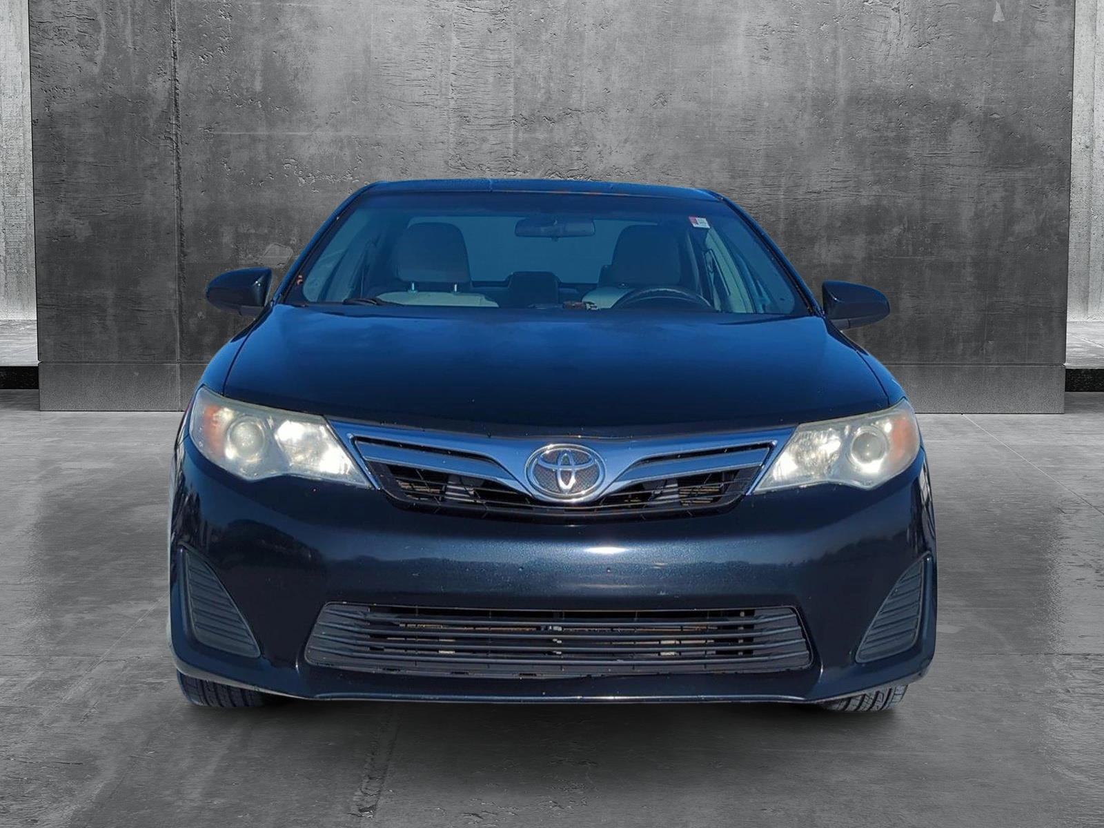 2014 Toyota Camry LE photo 2