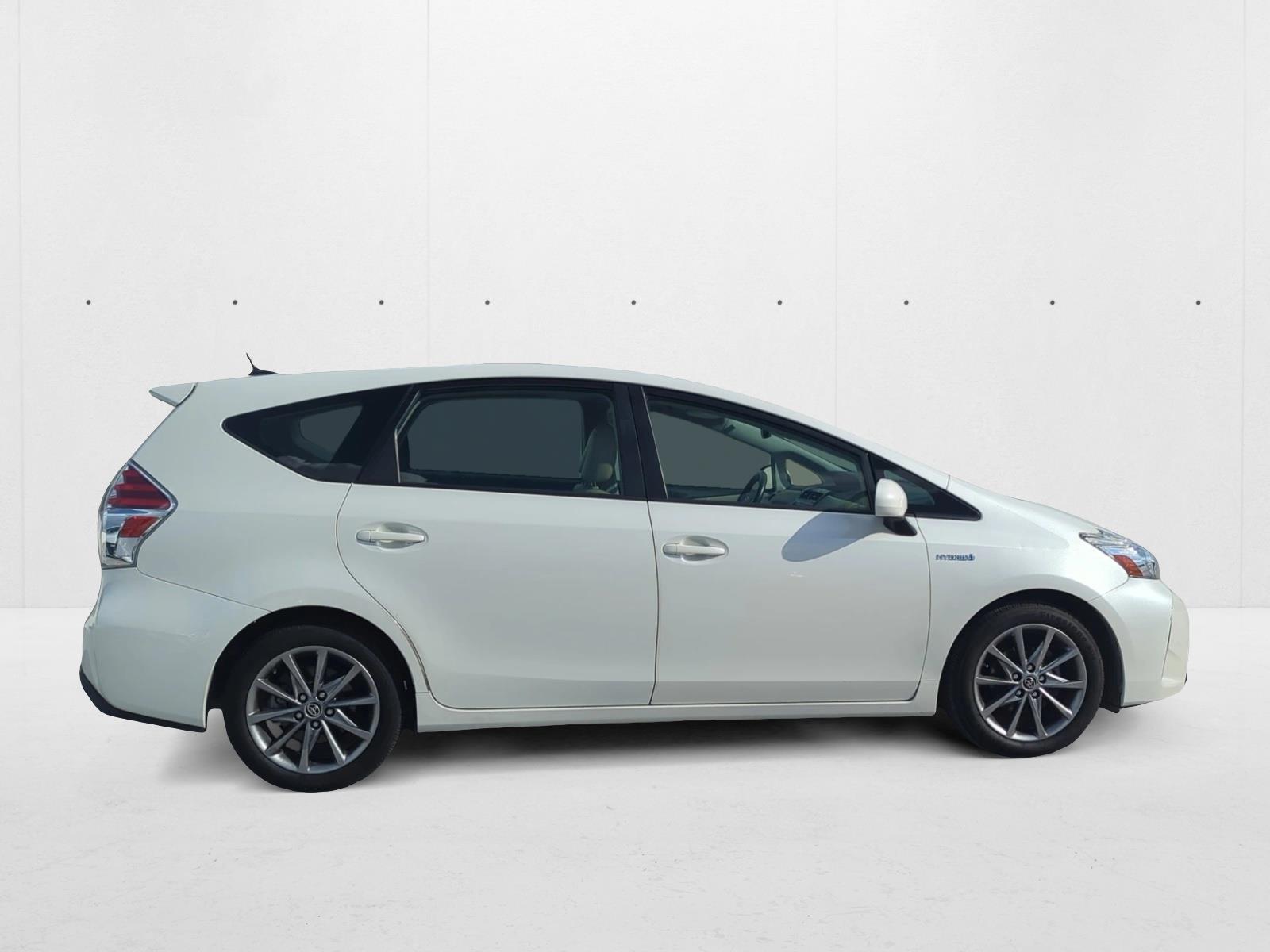 2017 Toyota Prius V Five photo 4