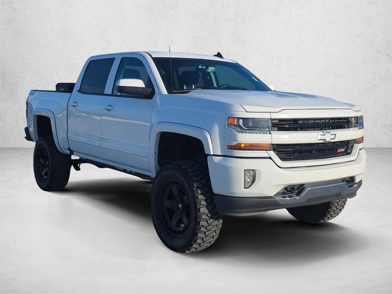 2017 Chevrolet Silverado 1500 LT photo 3