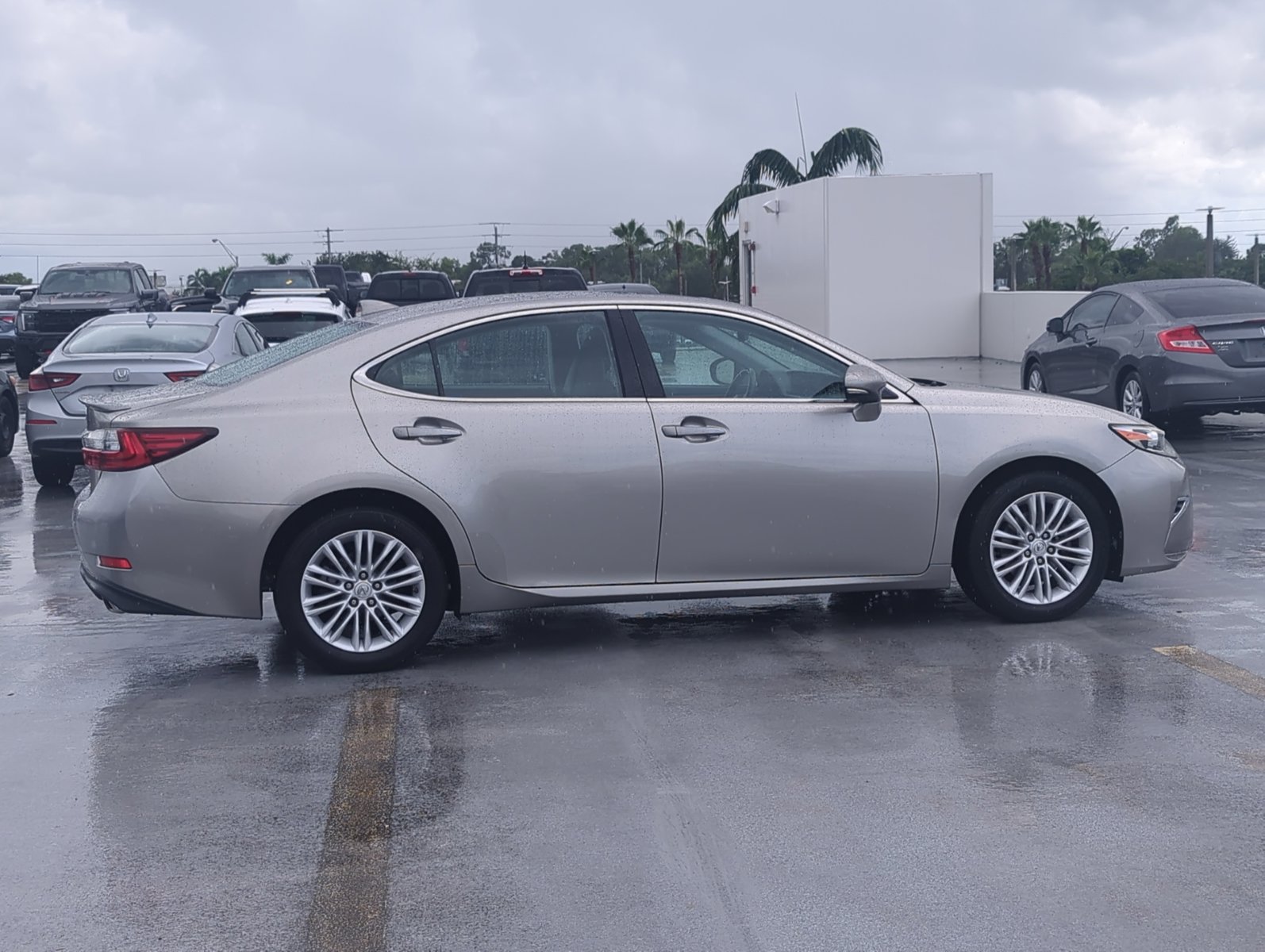 2016 Lexus ES 350 photo 4