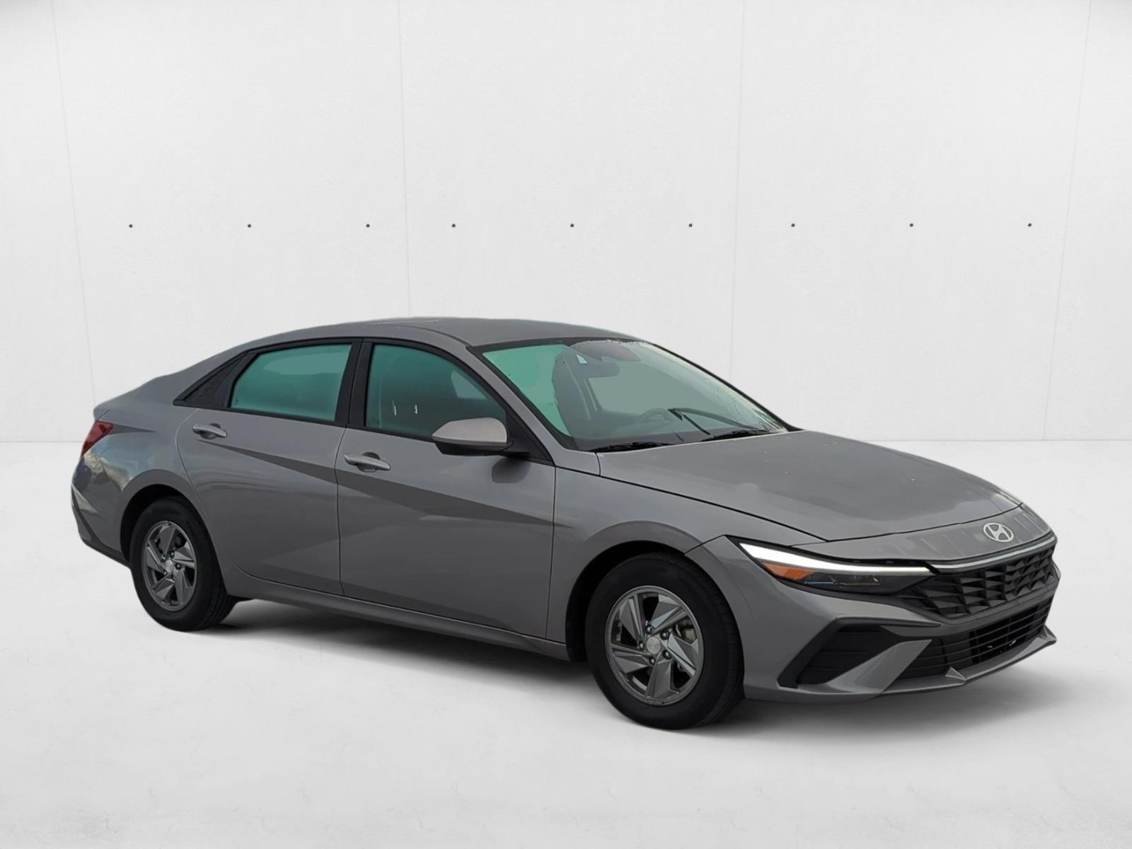 2024 Hyundai Elantra SE photo 3
