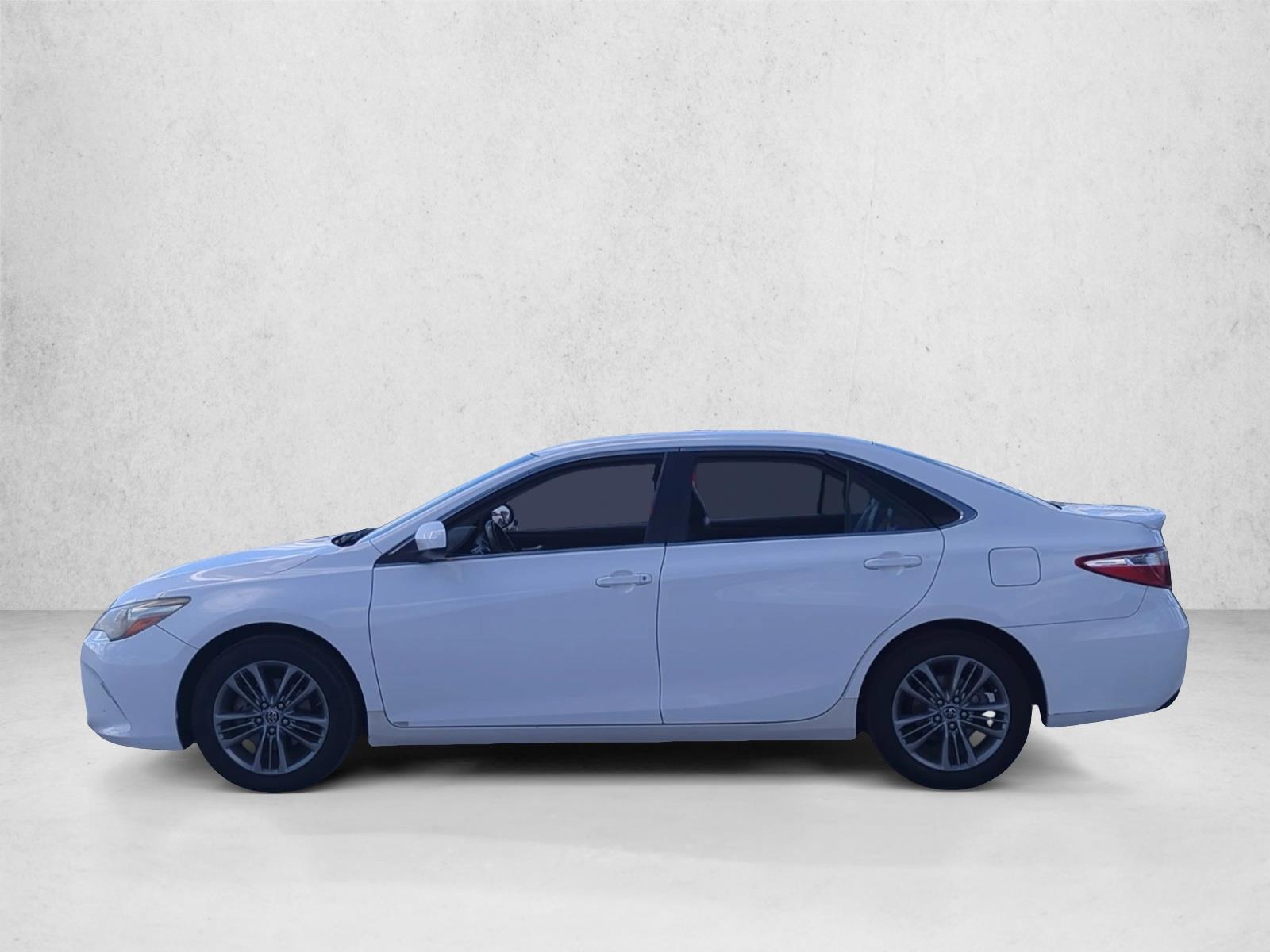 2015 Toyota Camry SE photo 2